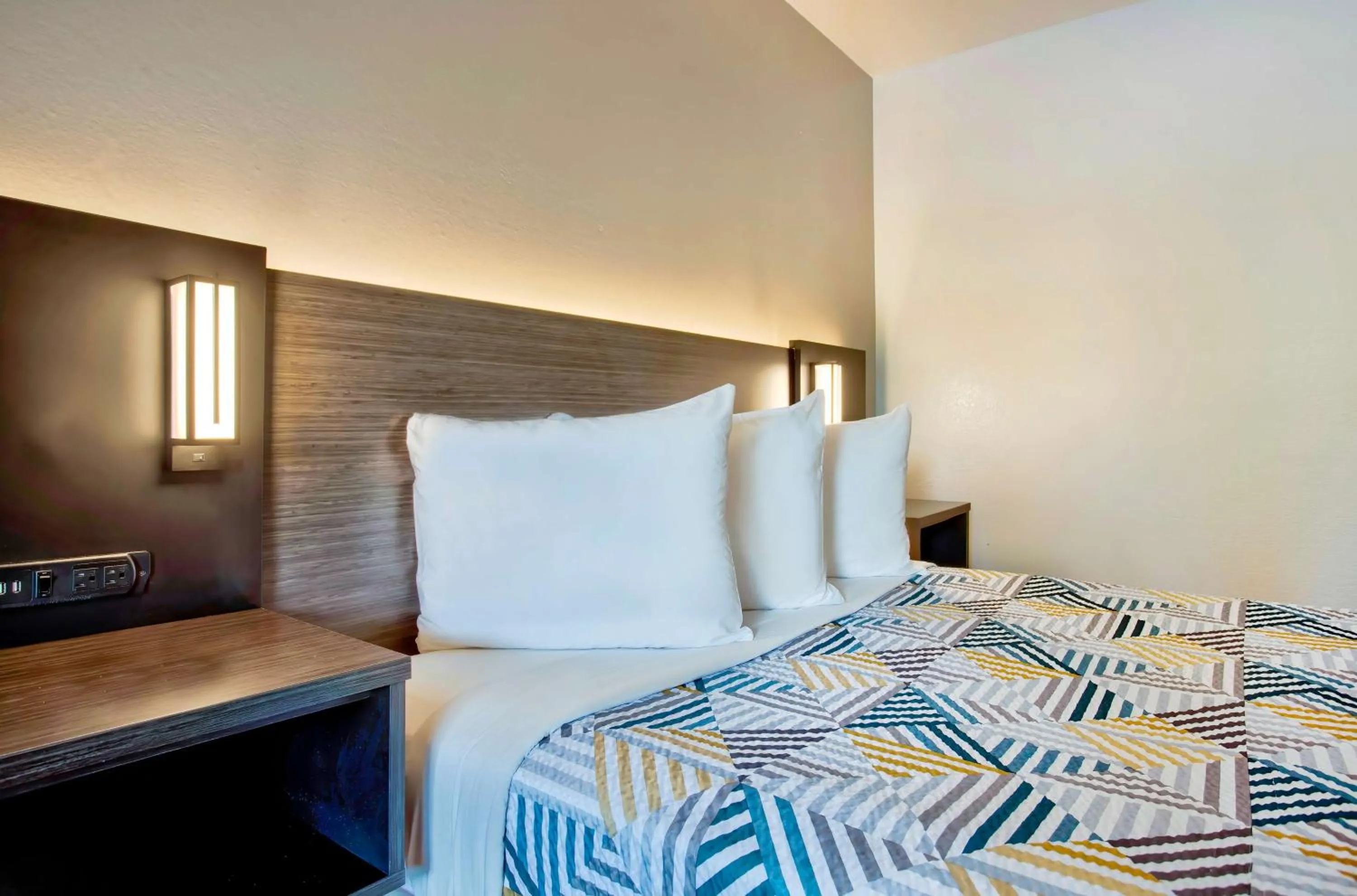 Bedroom, Bed in Motel 6-Salem, OR - Expo Center