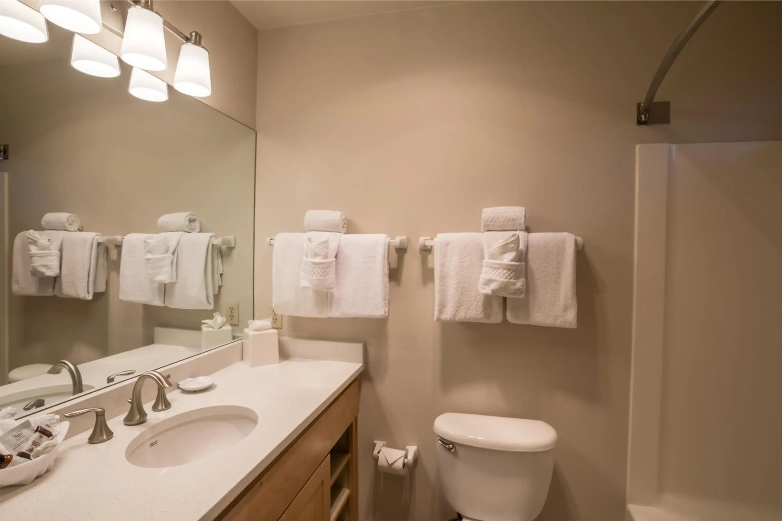 Classic Double Queen Room, 1st Floor, Pets Allowed in Inn at Cannon Beach Classic Double Queen Room, 1st Floor, Pets Allowed in Inn at Cannon Beach