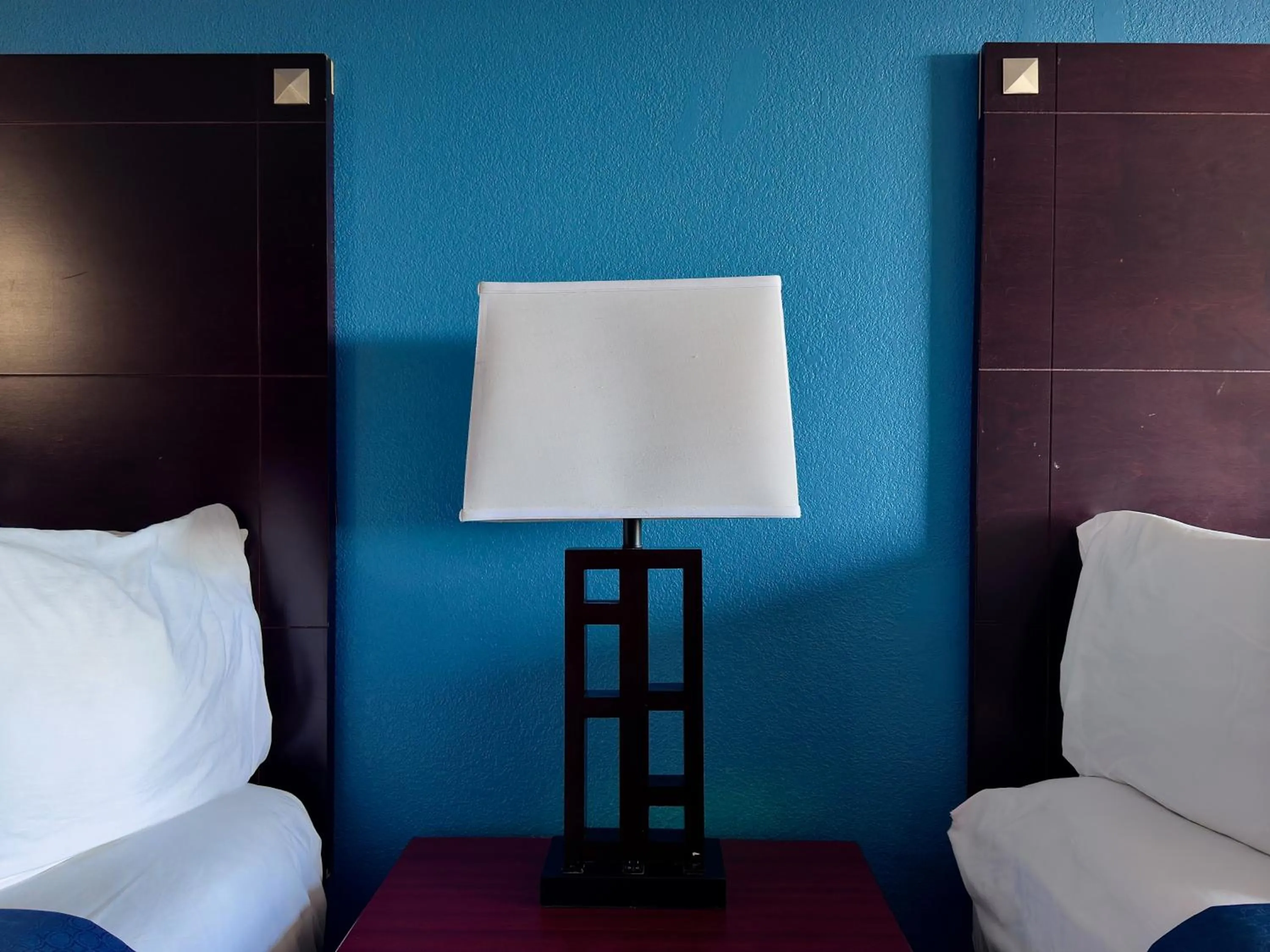 Bedroom, Bed in American Inn Cedar Rapids South