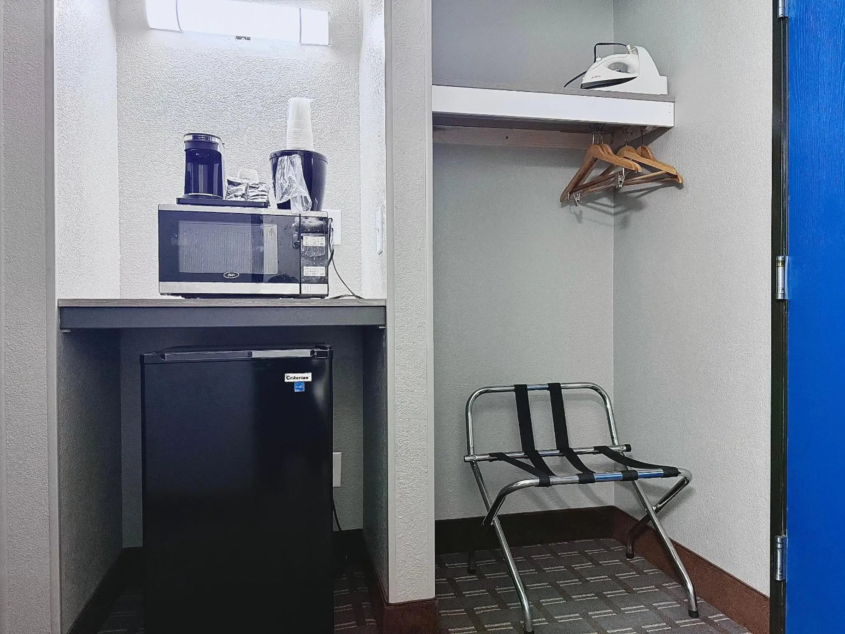 Coffee/tea facilities in American Inn Cedar Rapids South Coffee/tea facilities in American Inn Cedar Rapids South