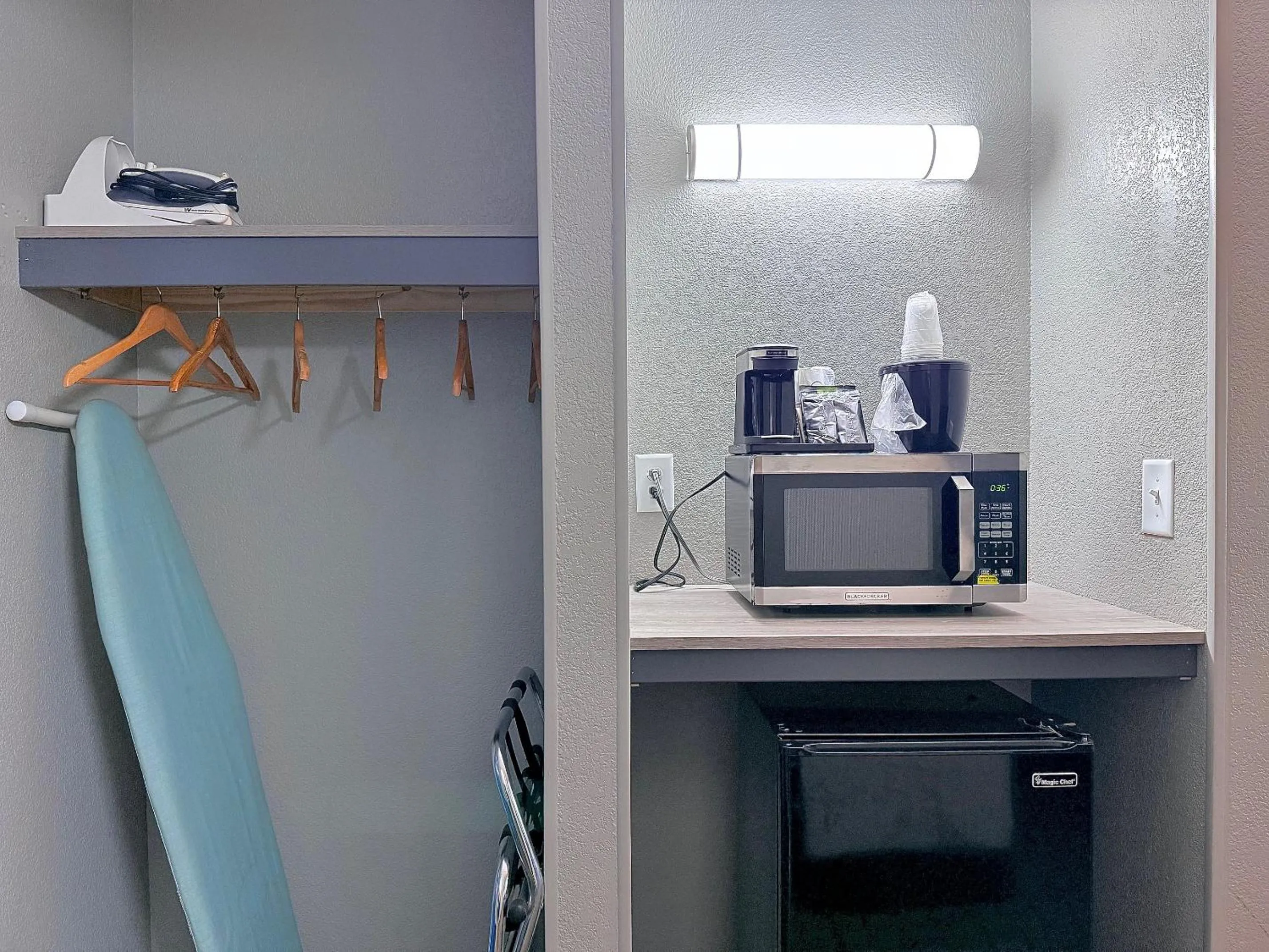 Coffee/tea facilities in American Inn Cedar Rapids South