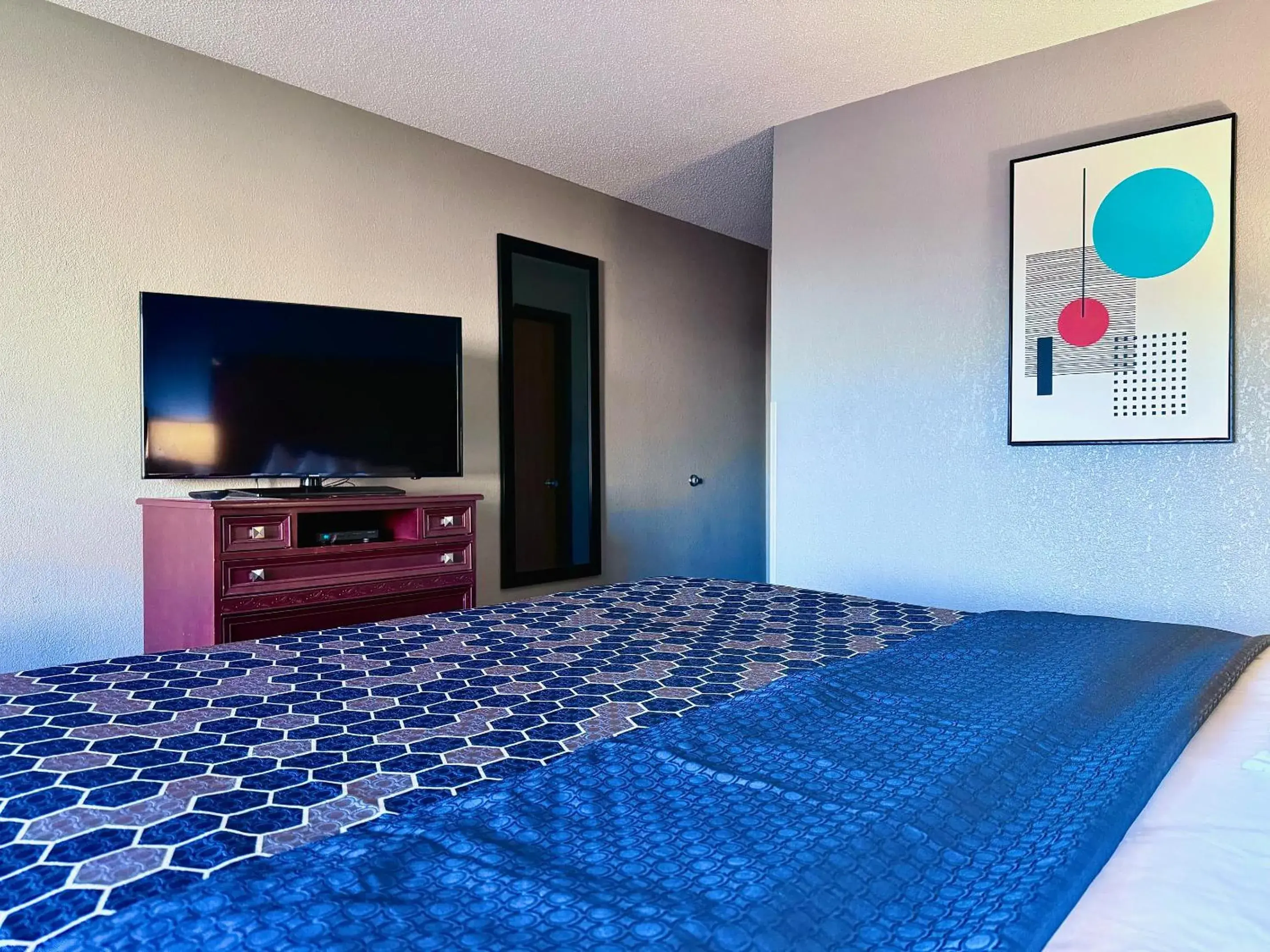 Bed in American Inn Cedar Rapids South Bed in American Inn Cedar Rapids South