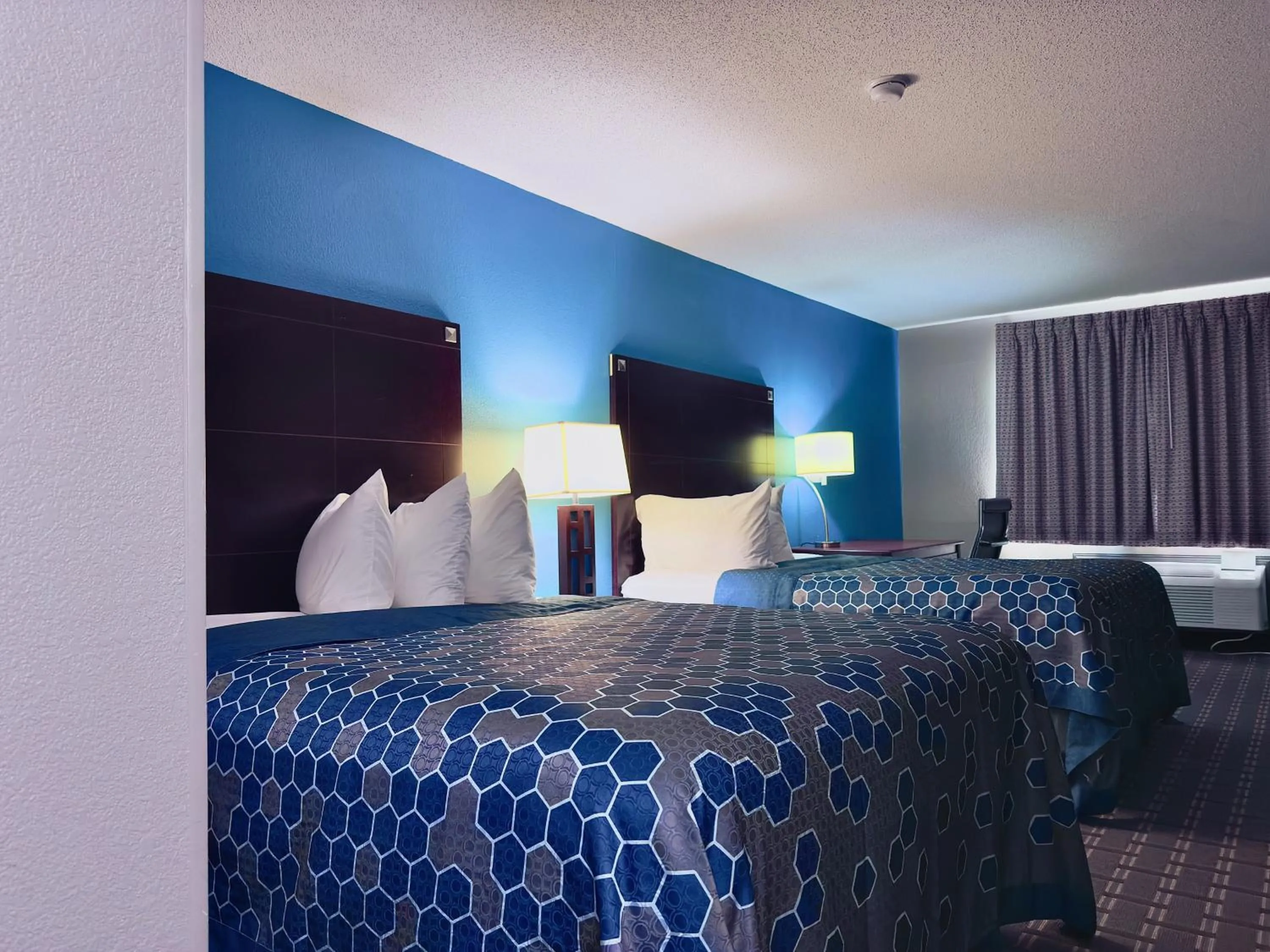 Bed in American Inn Cedar Rapids South