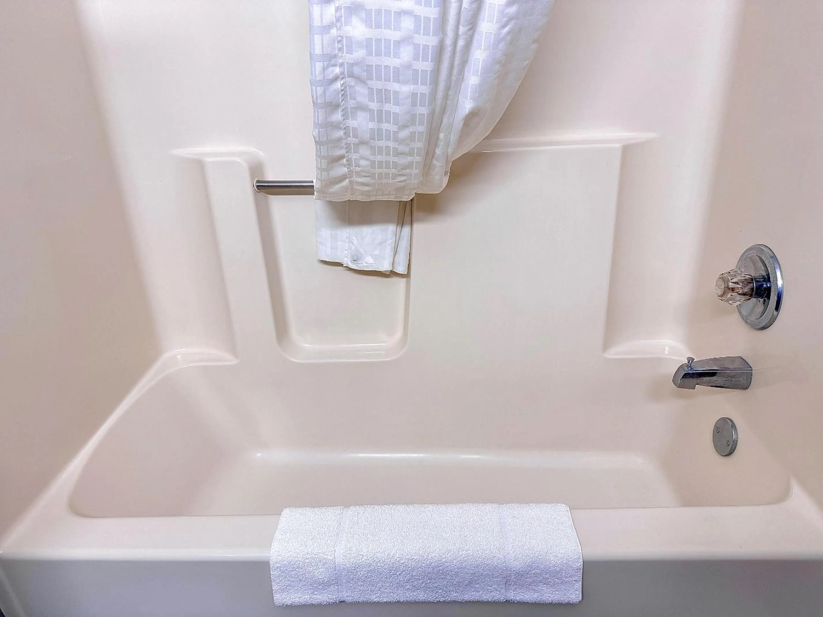 Bathroom in American Inn Cedar Rapids South