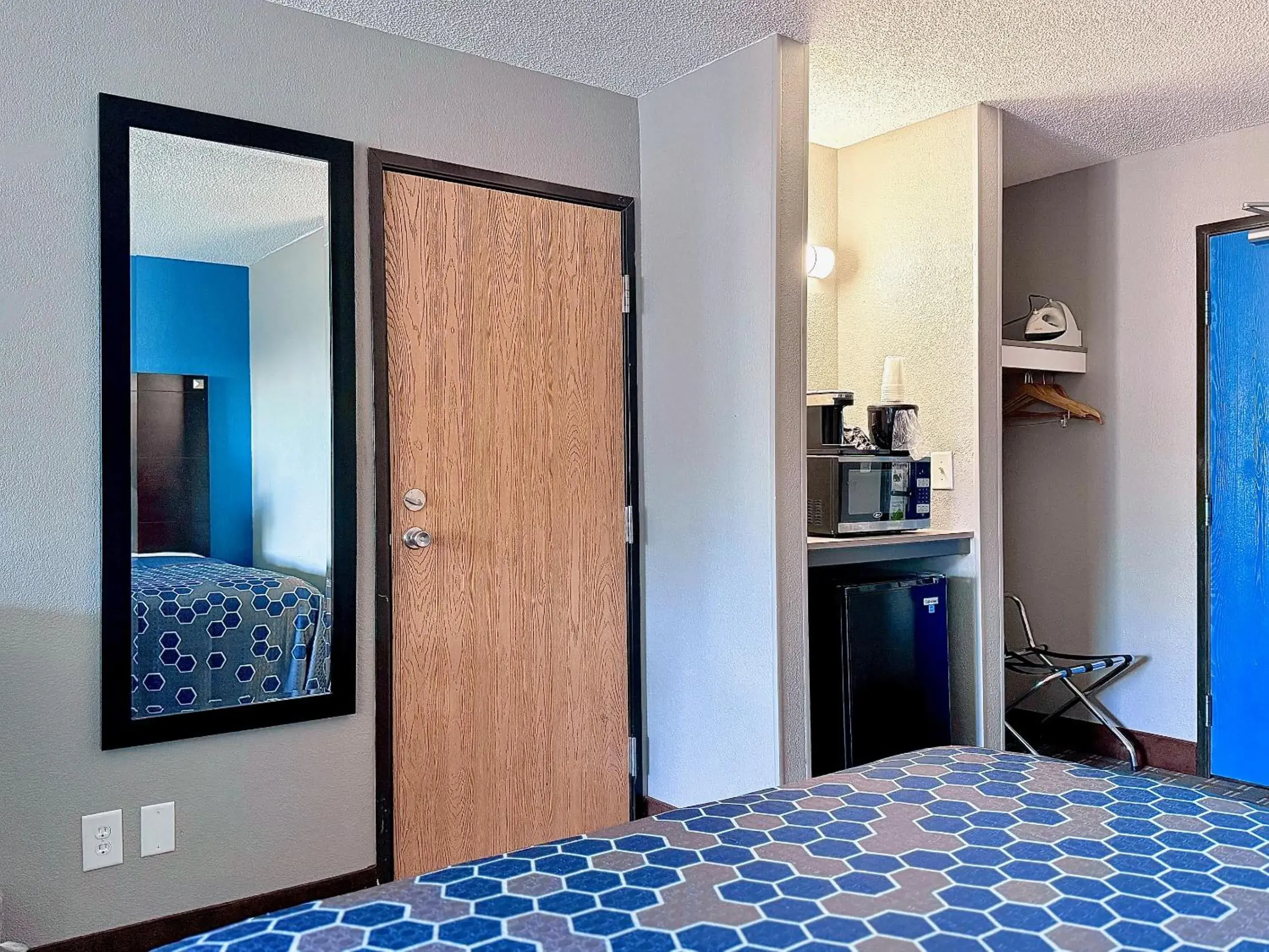 Coffee/tea facilities, Bed in American Inn Cedar Rapids South Coffee/tea facilities, Bed in American Inn Cedar Rapids South