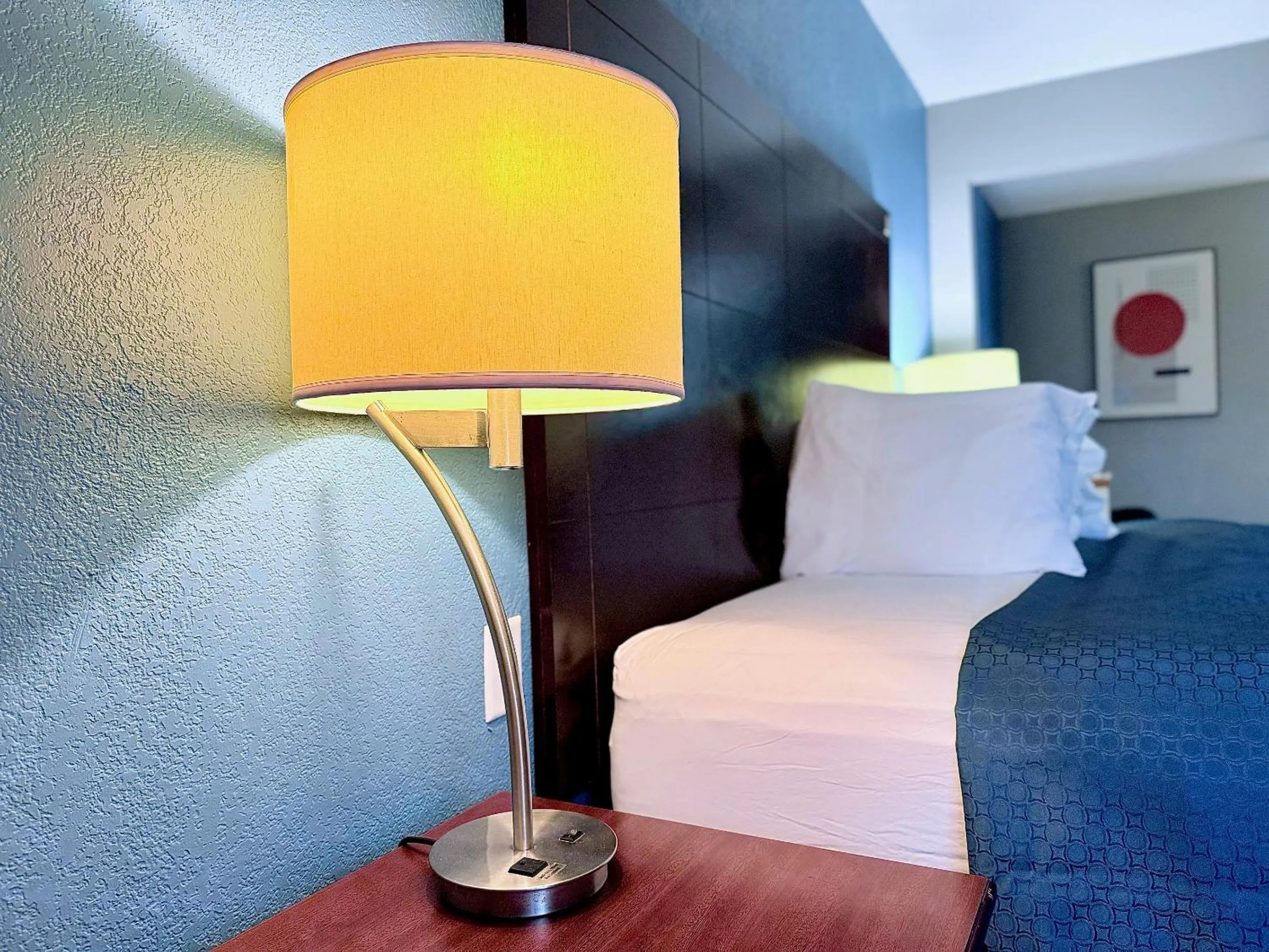 Bed in American Inn Cedar Rapids South