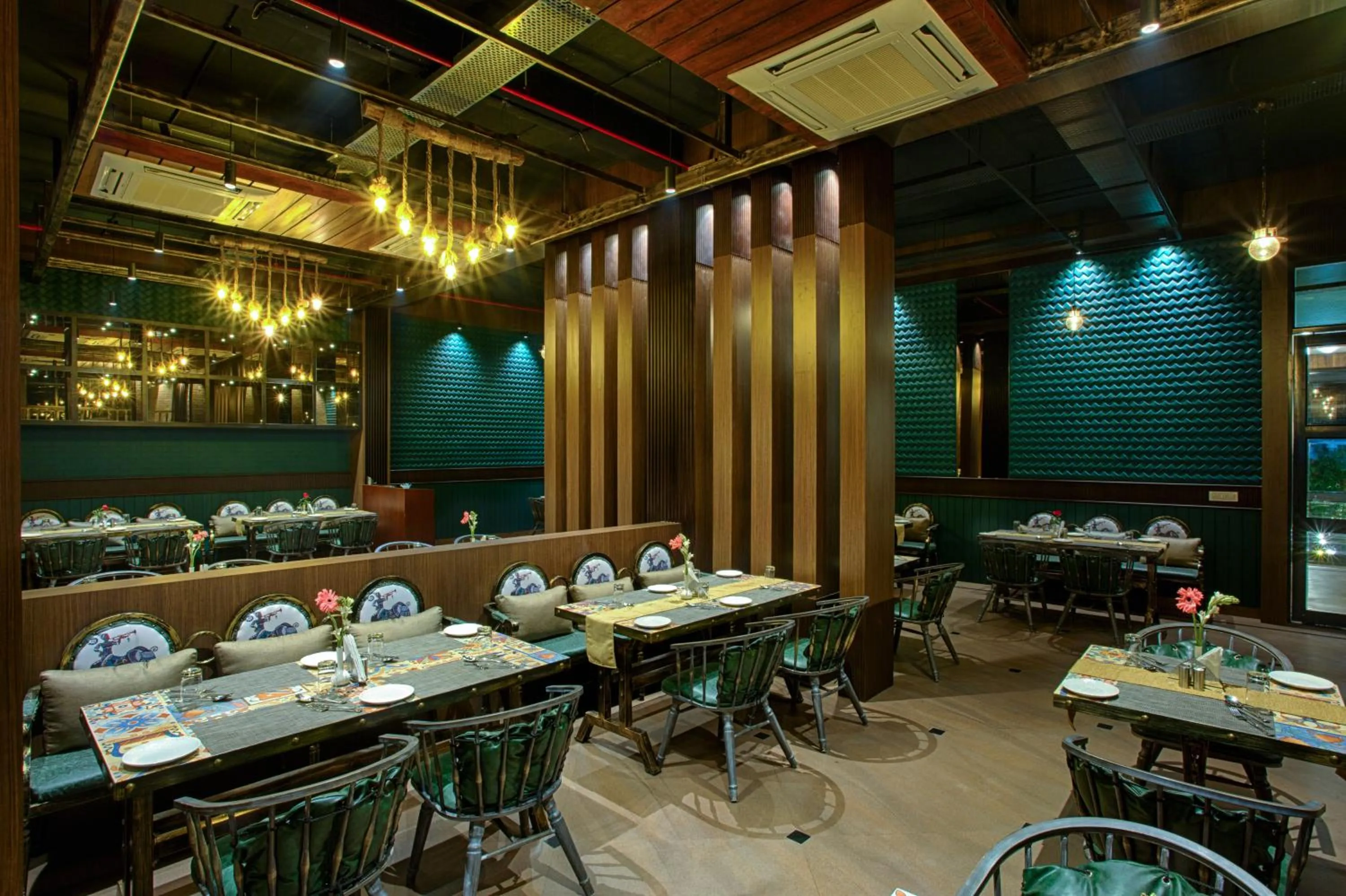 Restaurant/places to eat in Four Vedas Hotel & Resort