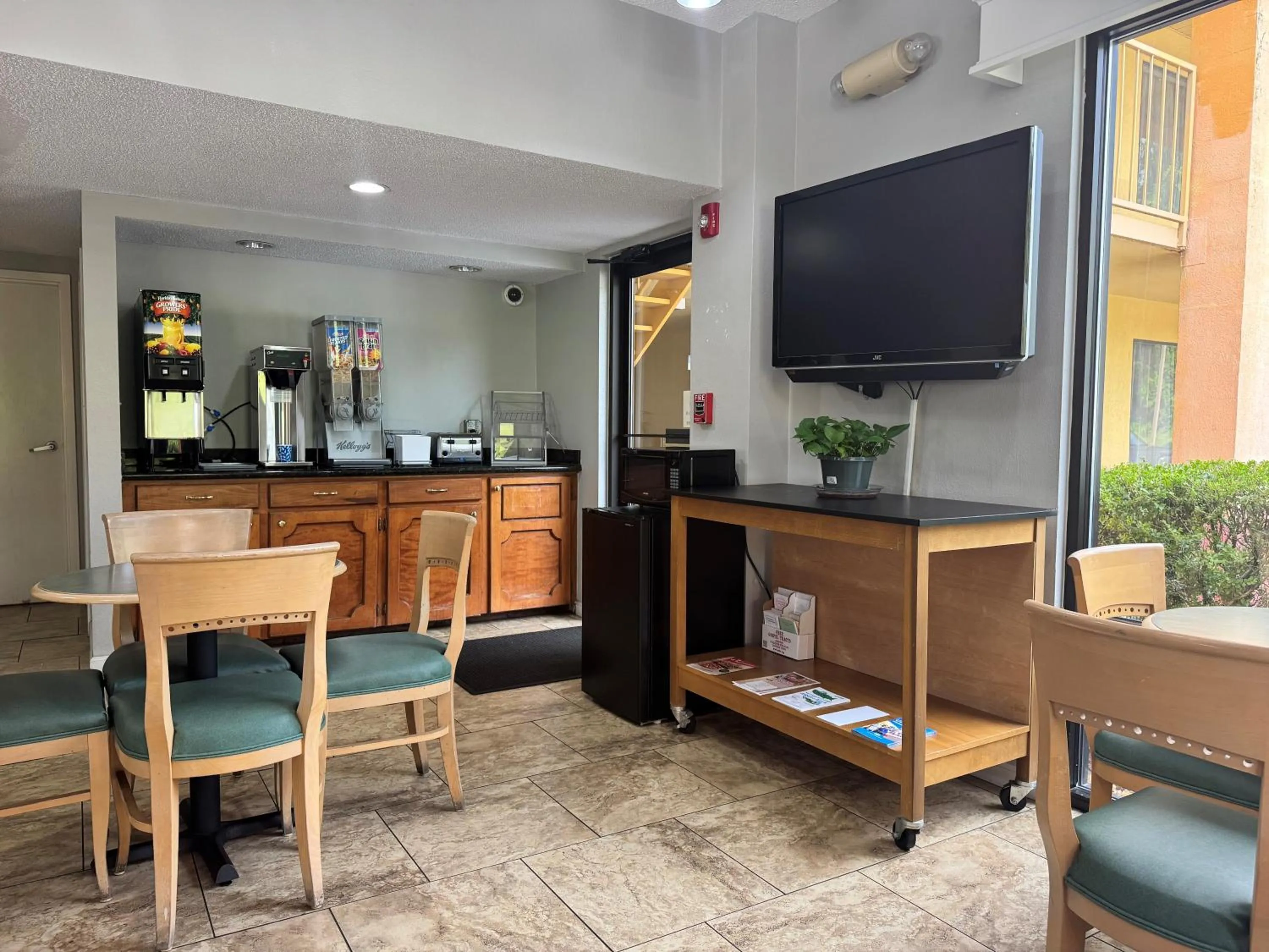 Breakfast in Howard Johnson by Wyndham Vicksburg