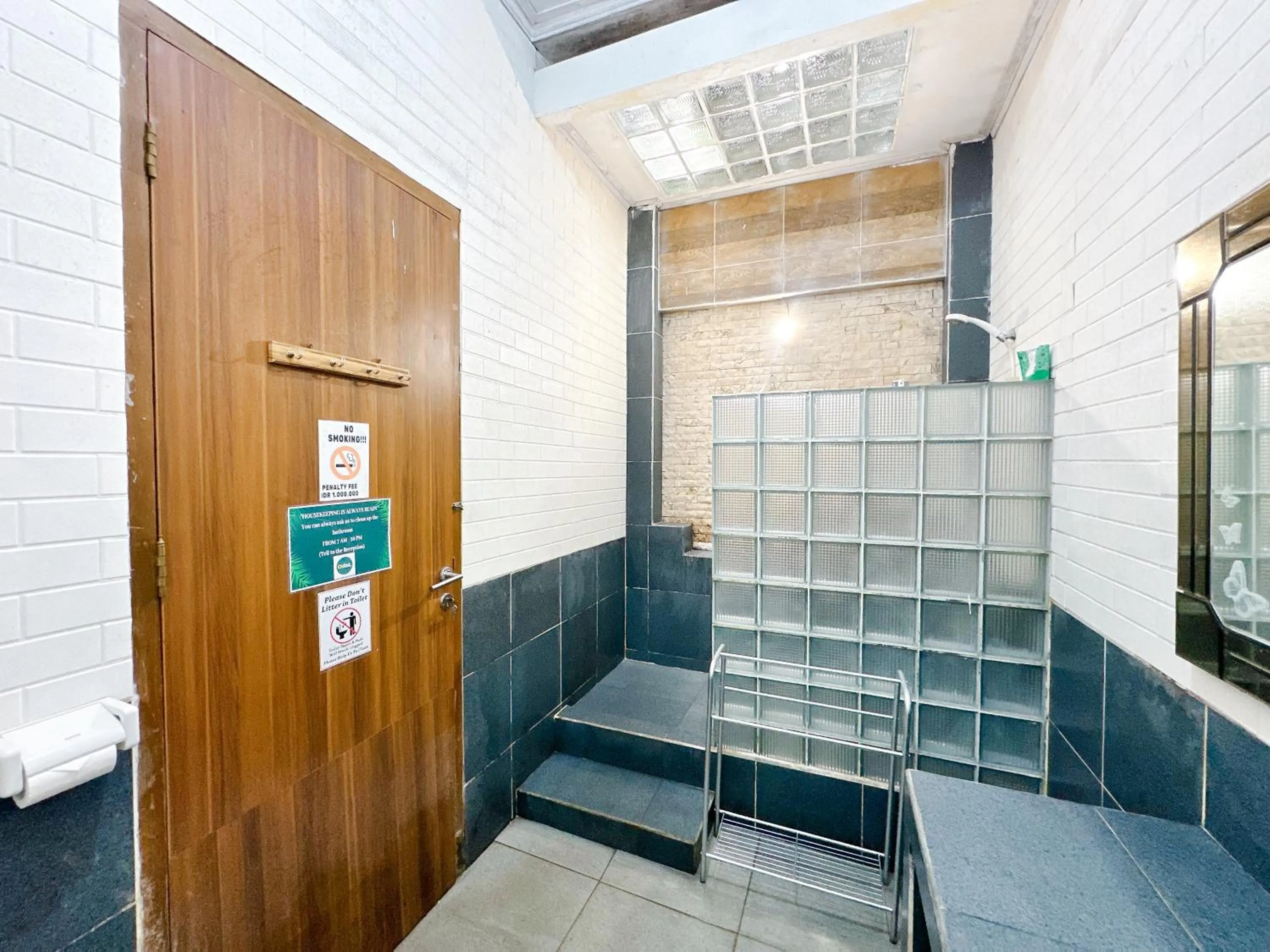 Bathroom in OsteL By OstiC