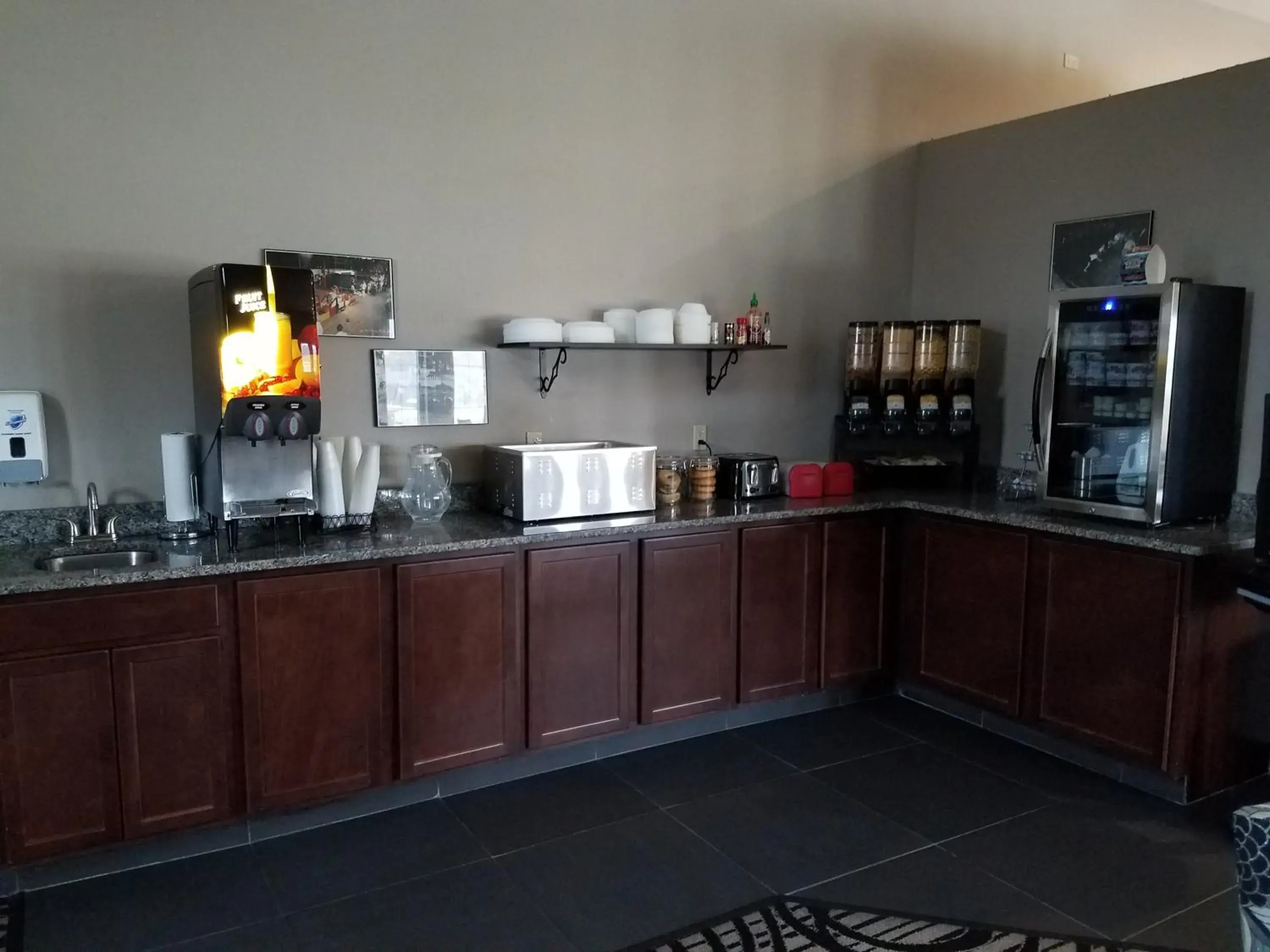 Breakfast in Okoboji Inn & Suites Breakfast in Okoboji Inn & Suites