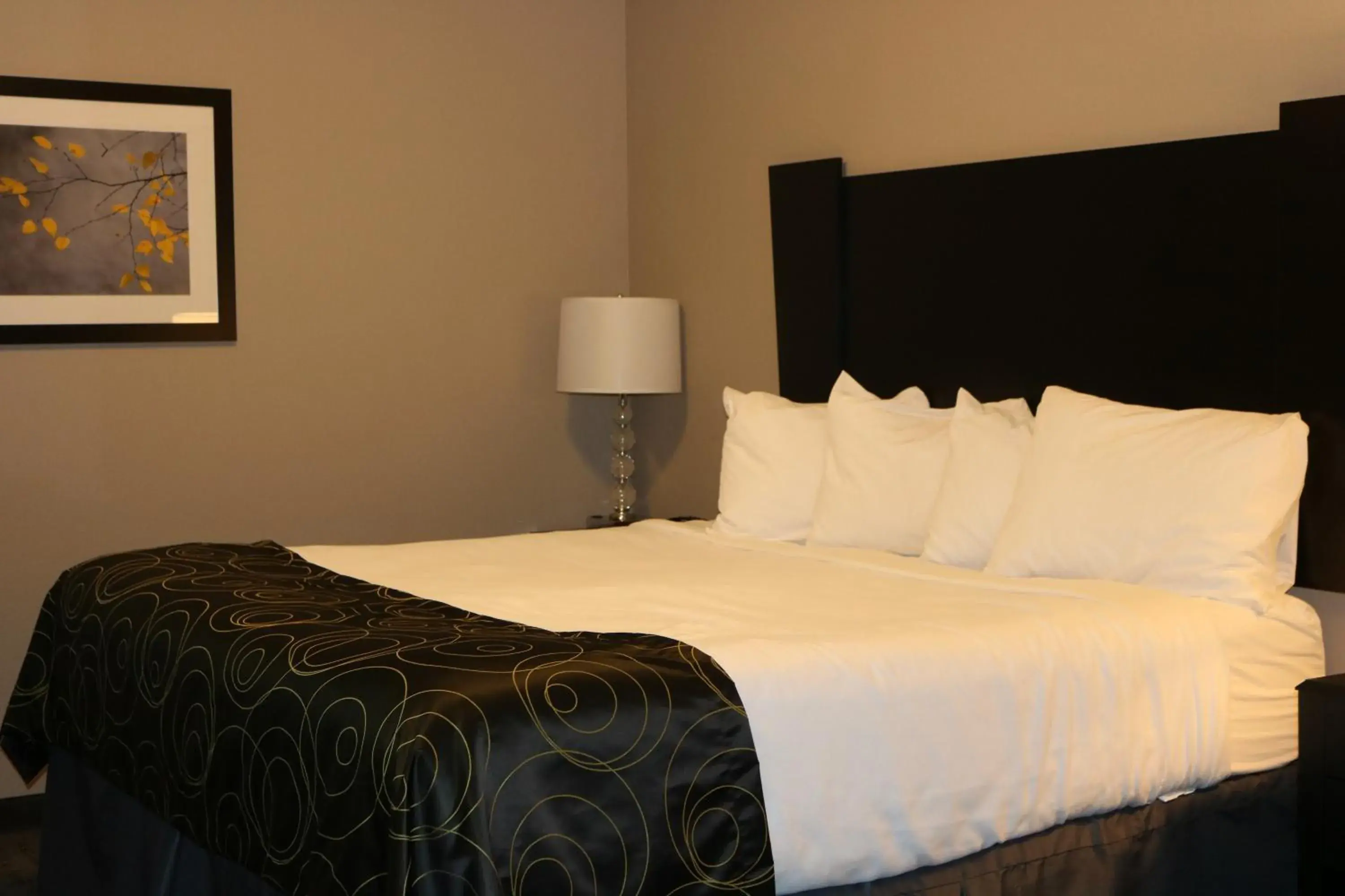 Bed in Okoboji Inn & Suites Bed in Okoboji Inn & Suites