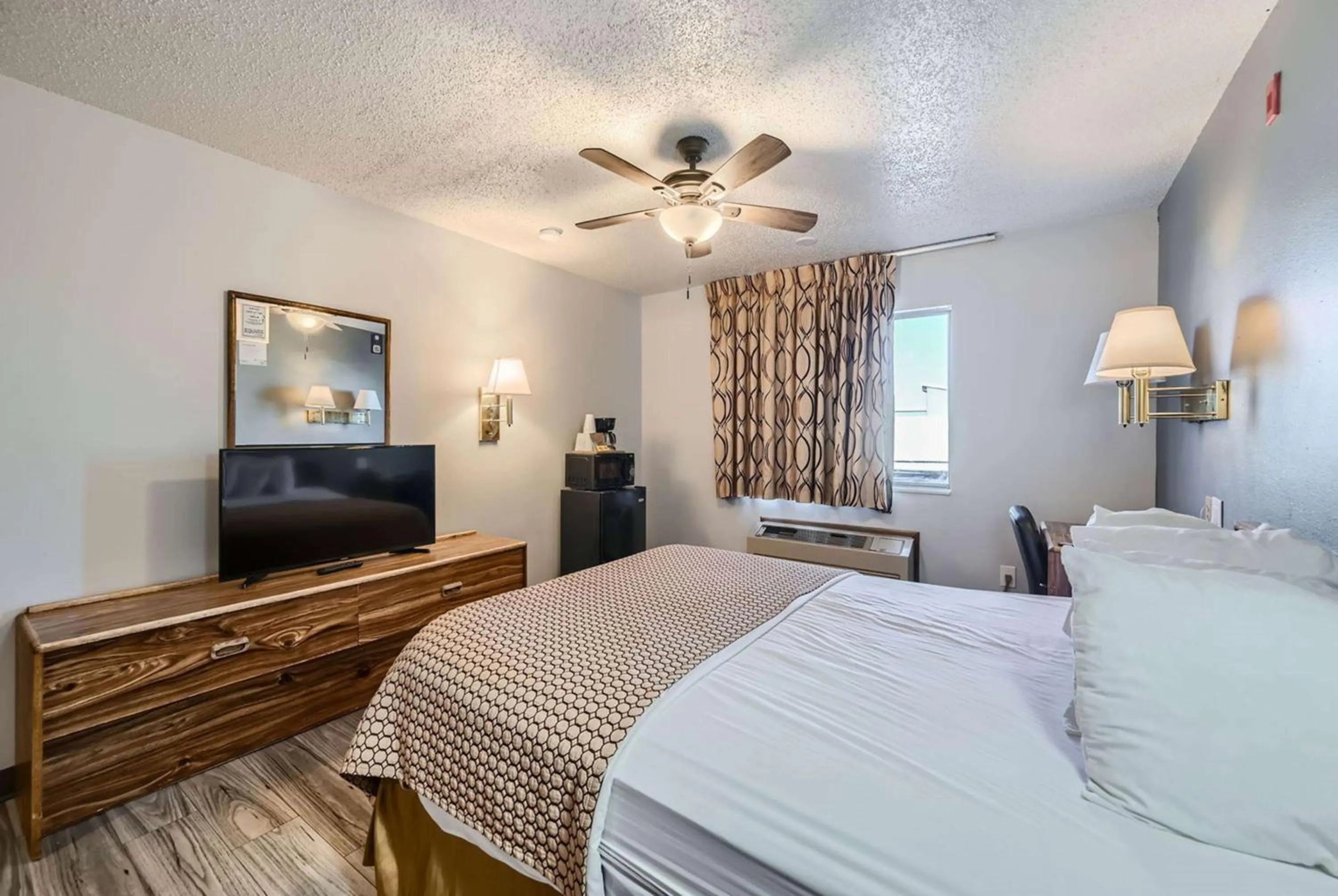 Photo of the whole room, Bed in Travelodge by Wyndham Longmont