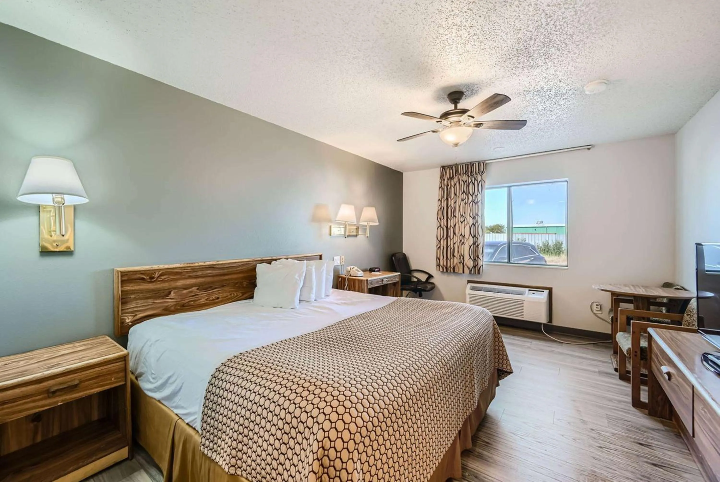 Photo of the whole room, Bed in Travelodge by Wyndham Longmont