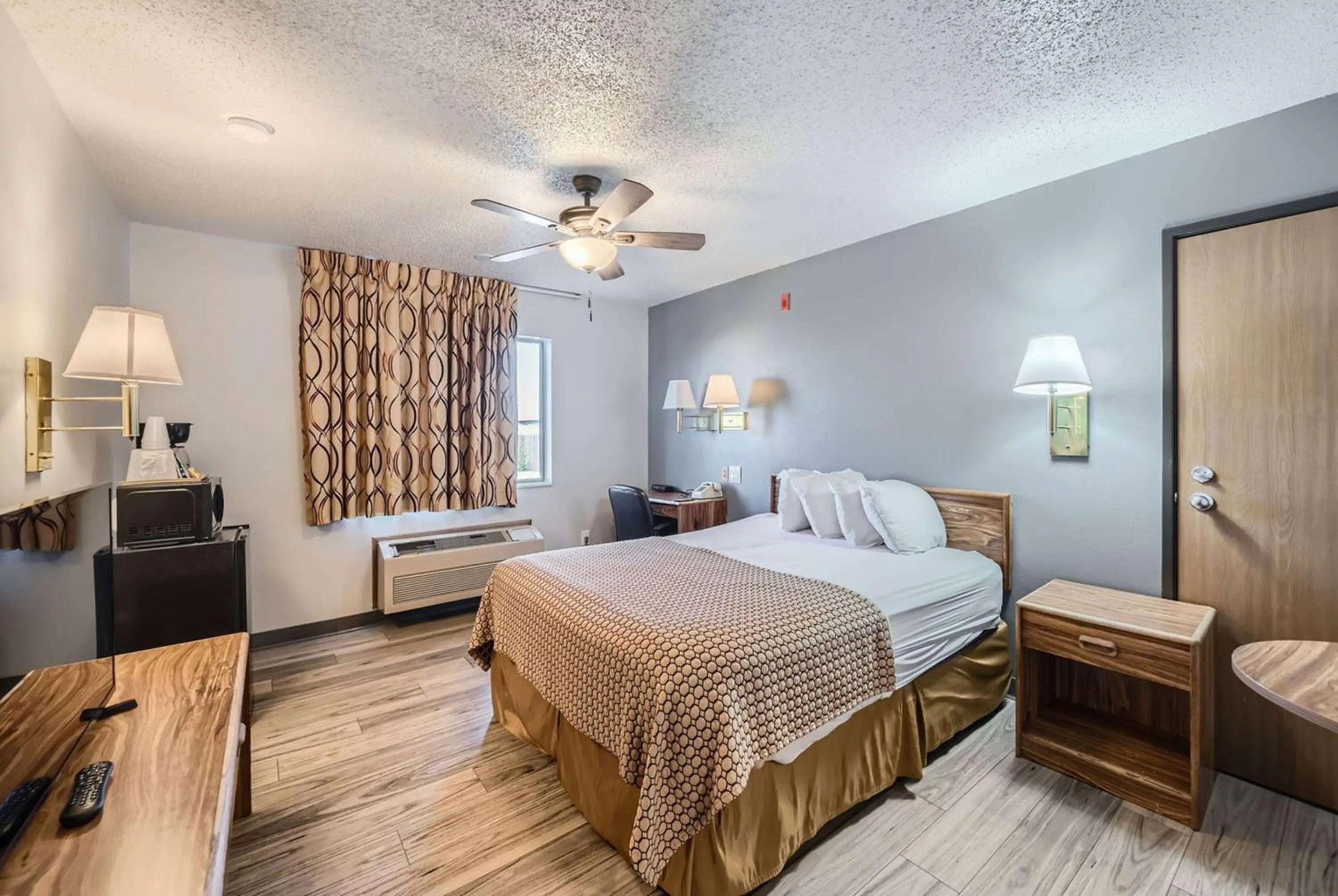 Photo of the whole room, Bed in Travelodge by Wyndham Longmont