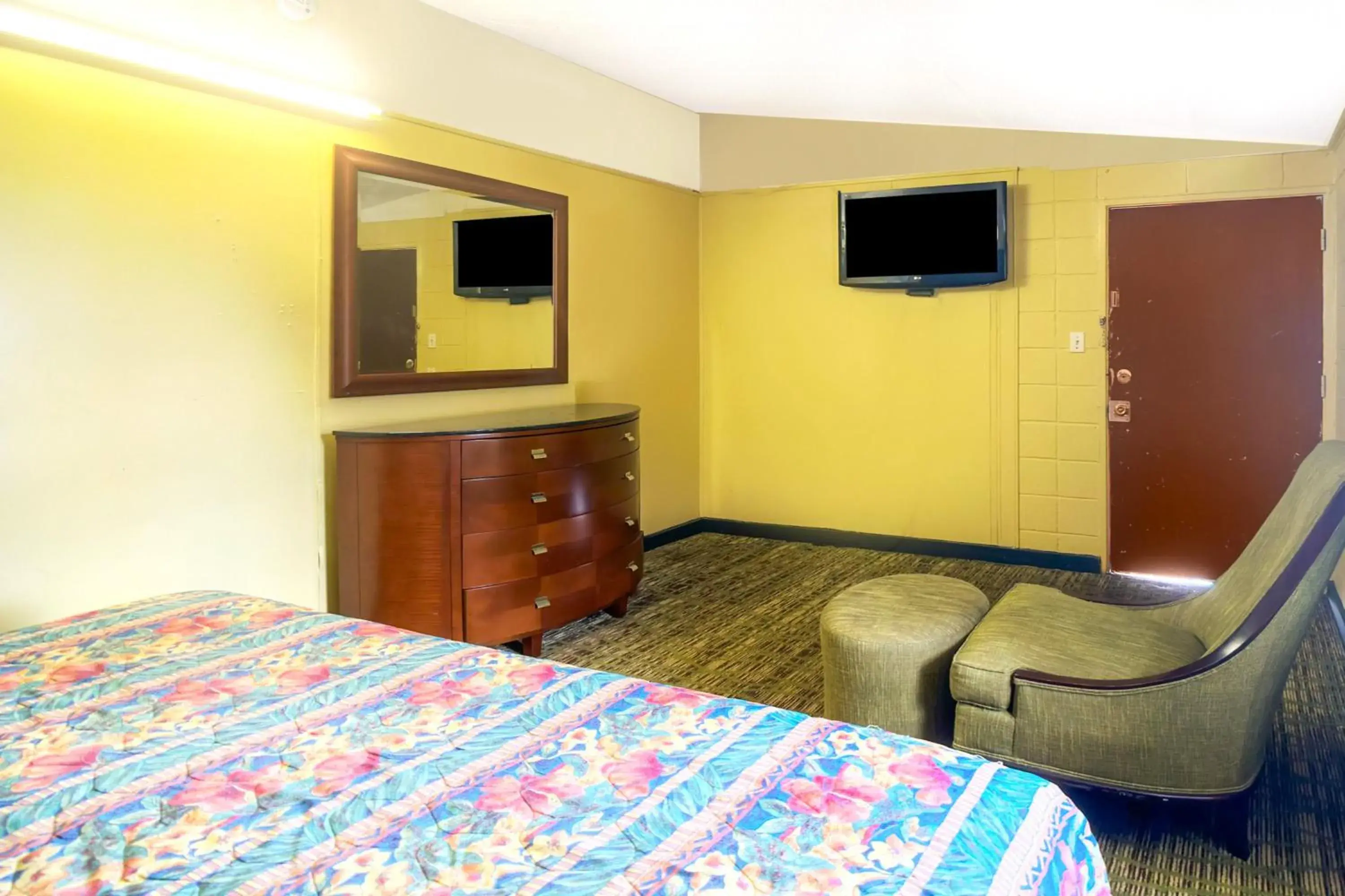 Bedroom, Bed in Bama Motel Mobile I-65 & US-90 Bedroom, Bed in Bama Motel Mobile I-65 & US-90