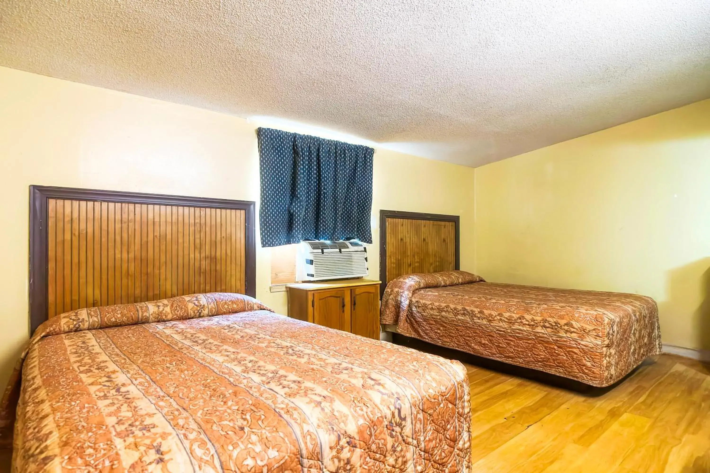 Bedroom, Bed in Bama Motel Mobile I-65 & US-90 Bedroom, Bed in Bama Motel Mobile I-65 & US-90