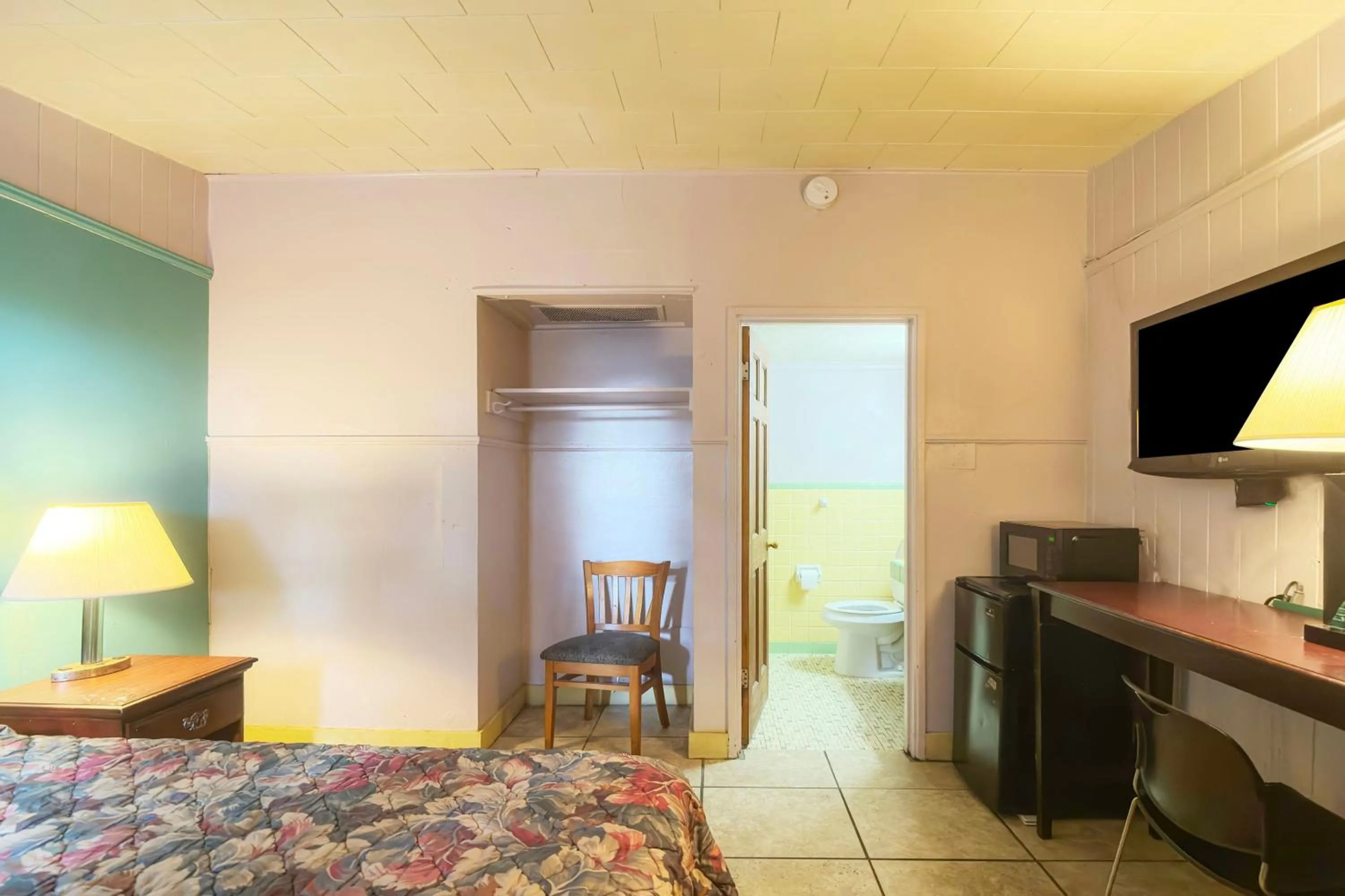 Bedroom, Bed in Bama Motel Mobile I-65 & US-90