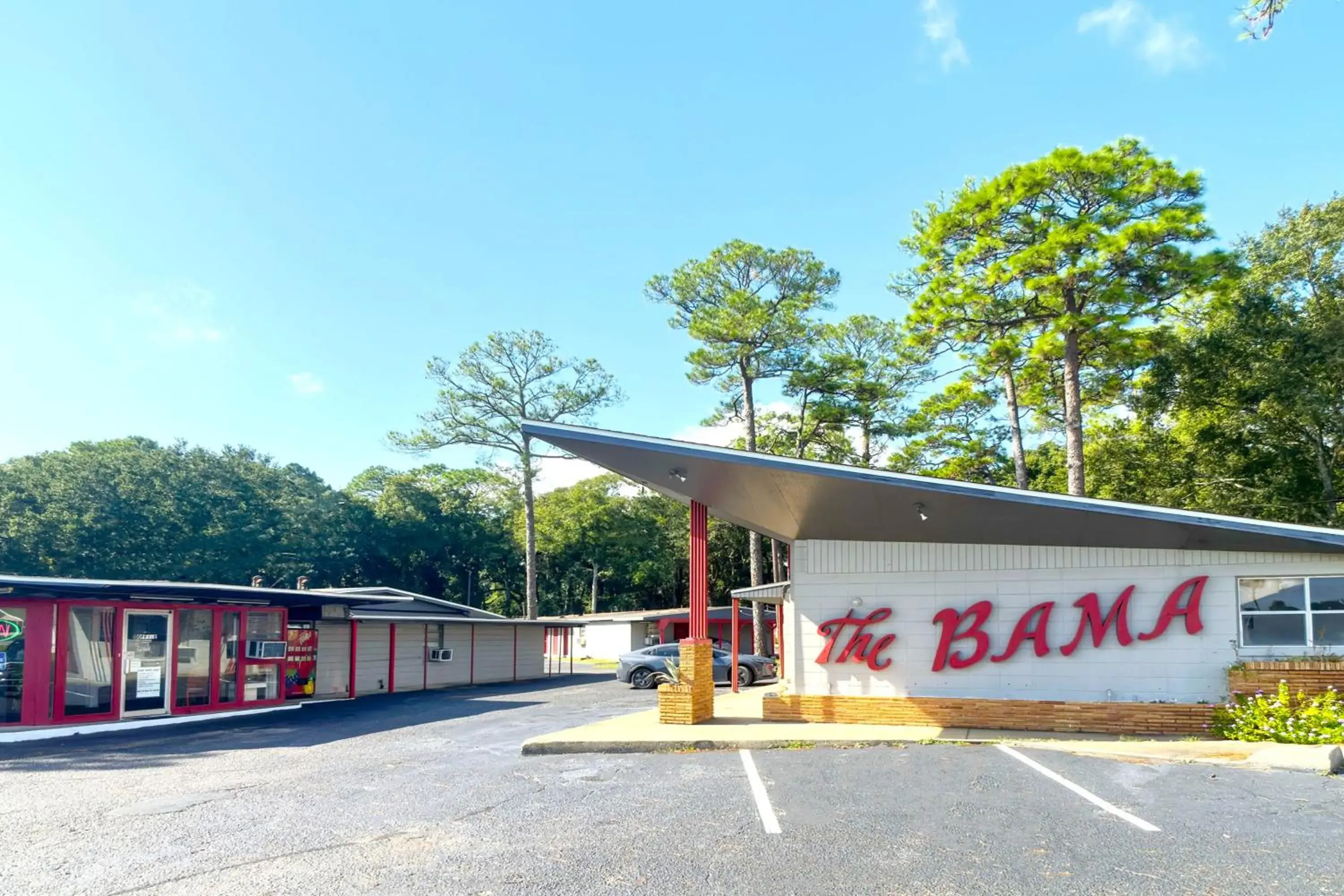 Property building in Bama Motel Mobile I-65 & US-90 Property building in Bama Motel Mobile I-65 & US-90
