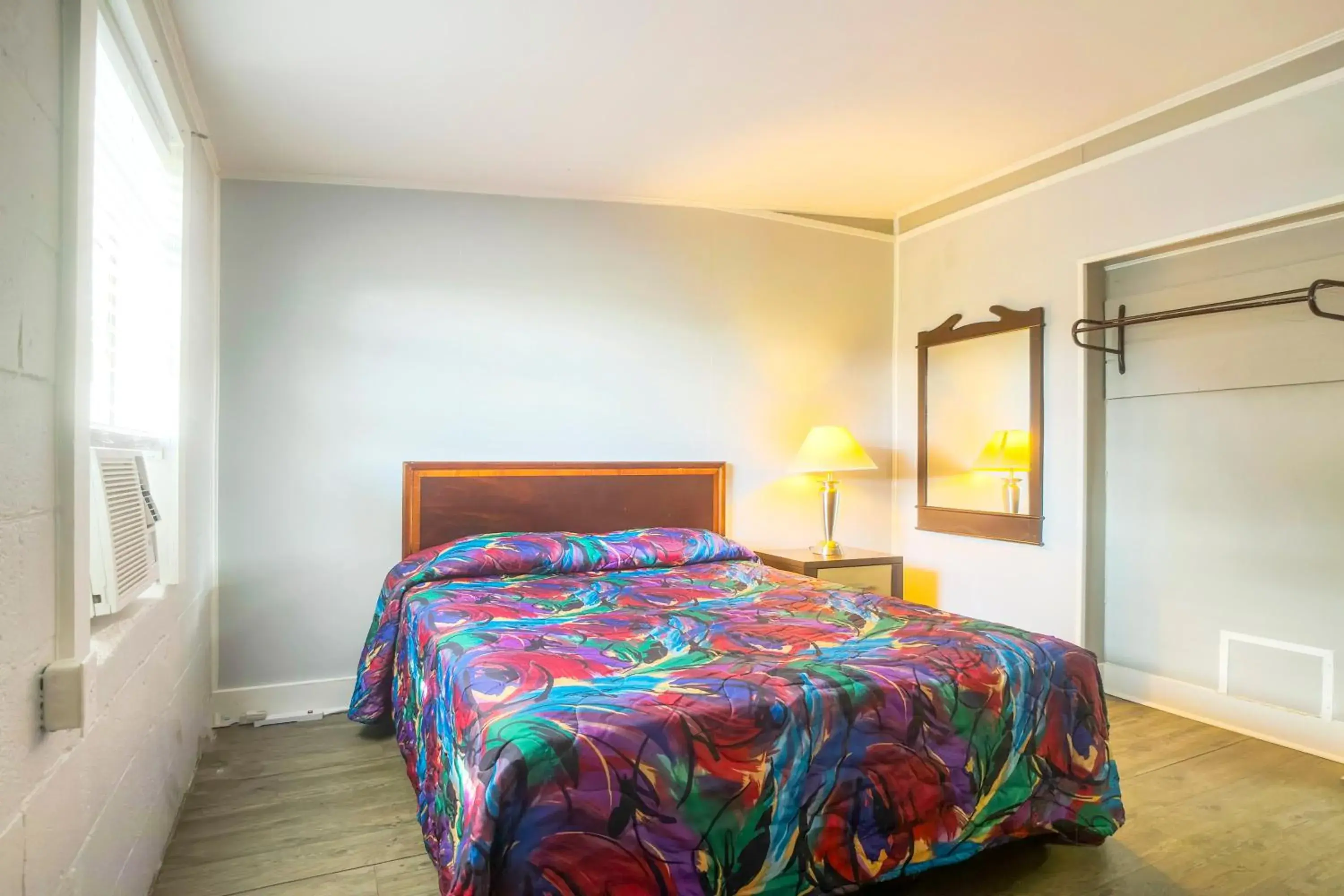 Bedroom, Bed in Bama Motel Mobile I-65 & US-90 Bedroom, Bed in Bama Motel Mobile I-65 & US-90