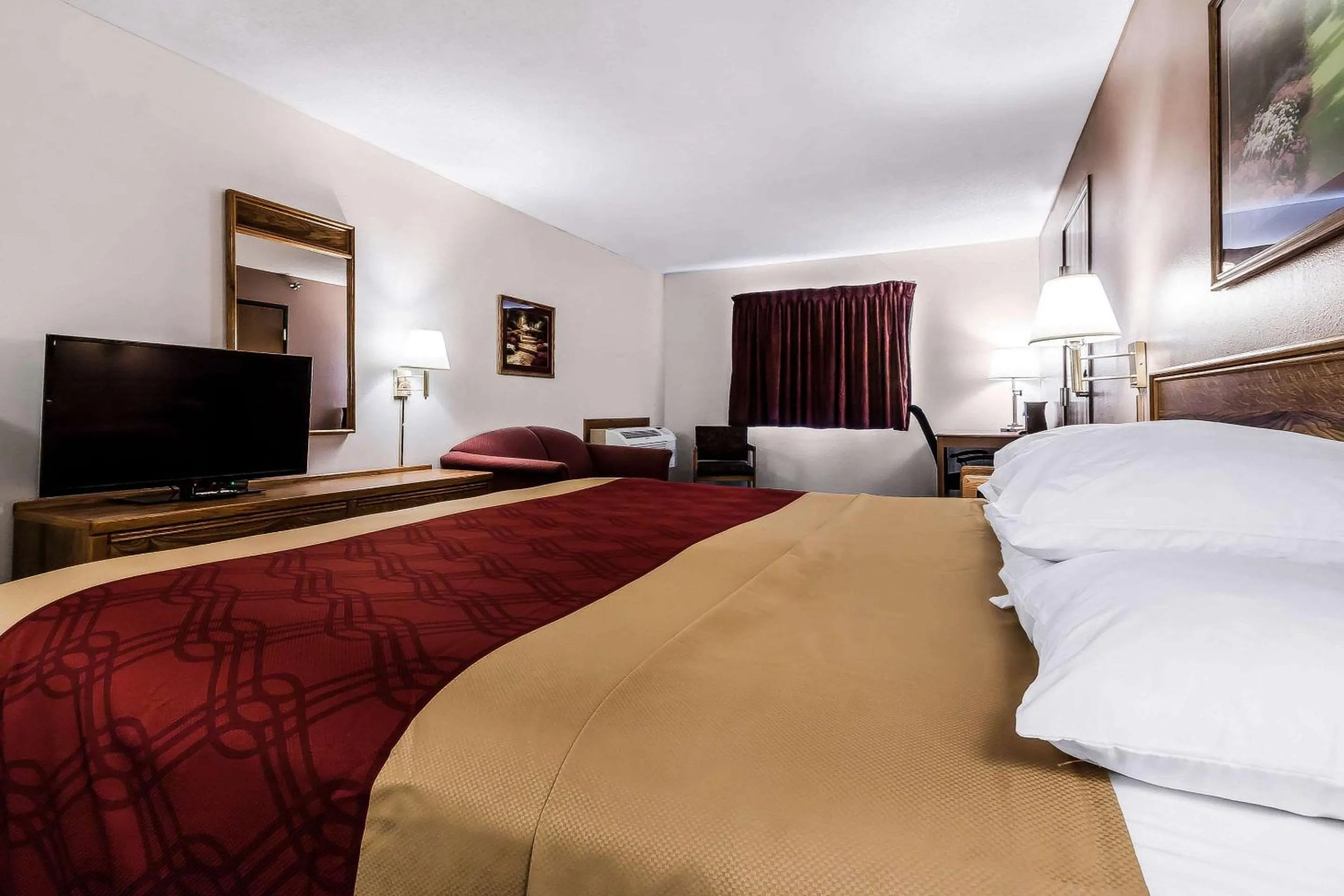 Photo of the whole room, Bed in Rodeway Inn Holdrege