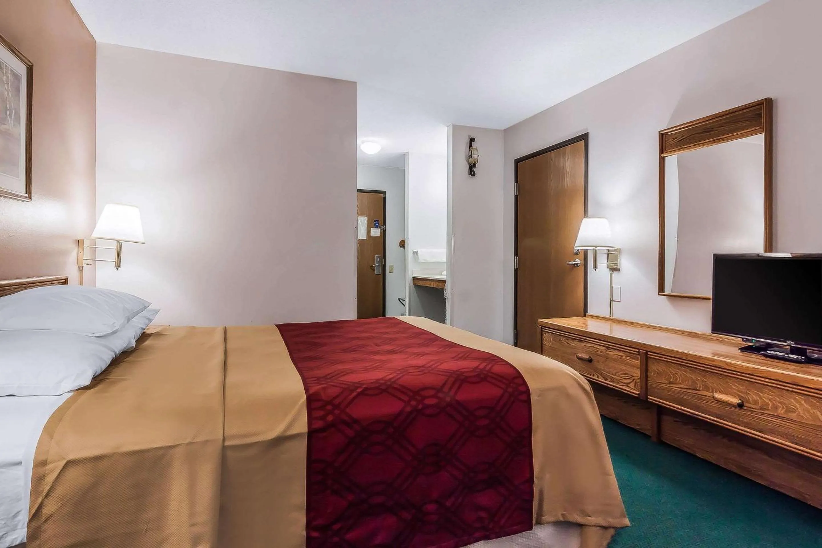 Photo of the whole room, Bed in Rodeway Inn