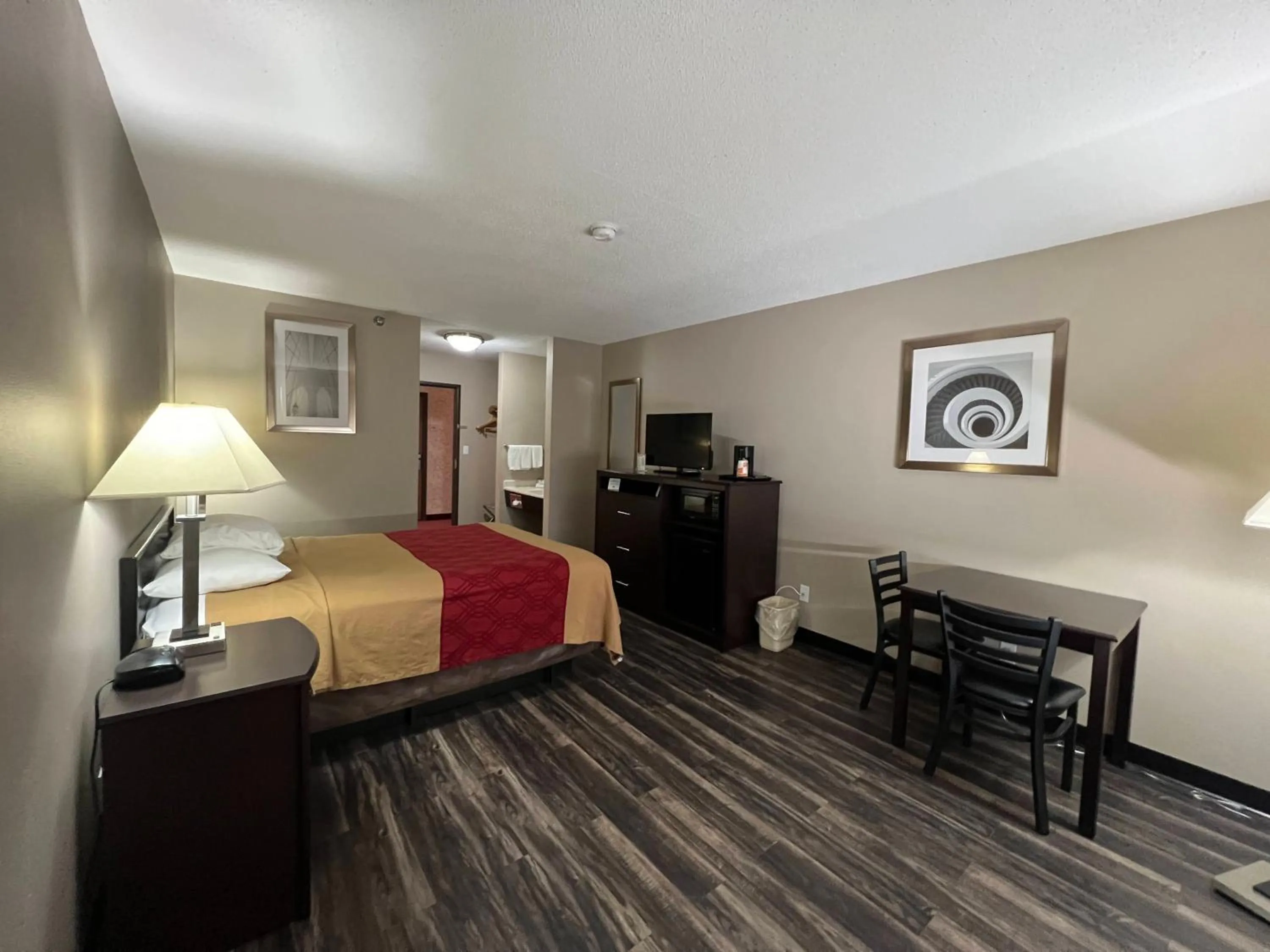 Photo of the whole room, Bed in Rodeway Inn Holdrege