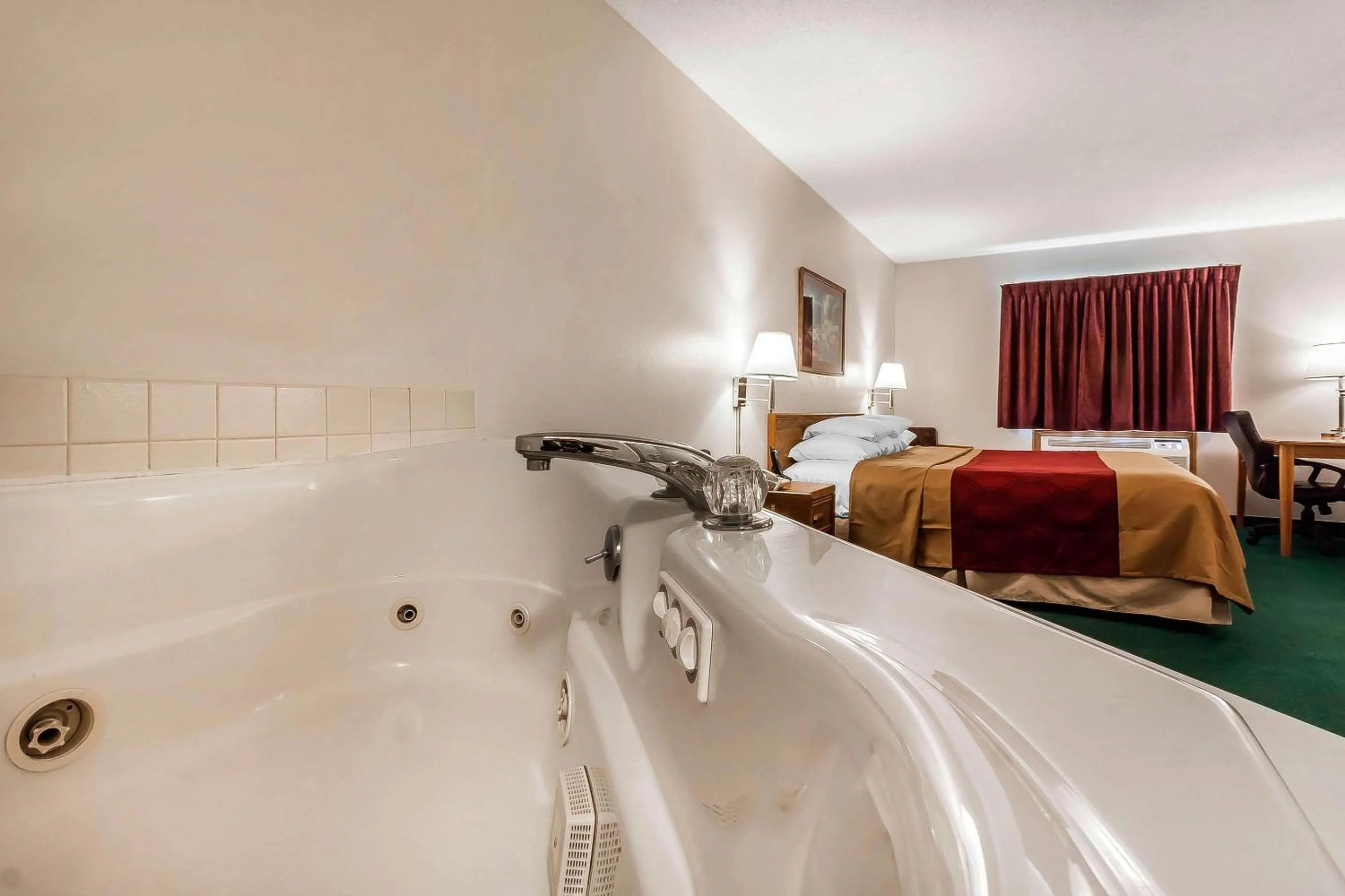 Photo of the whole room, Bed in Rodeway Inn