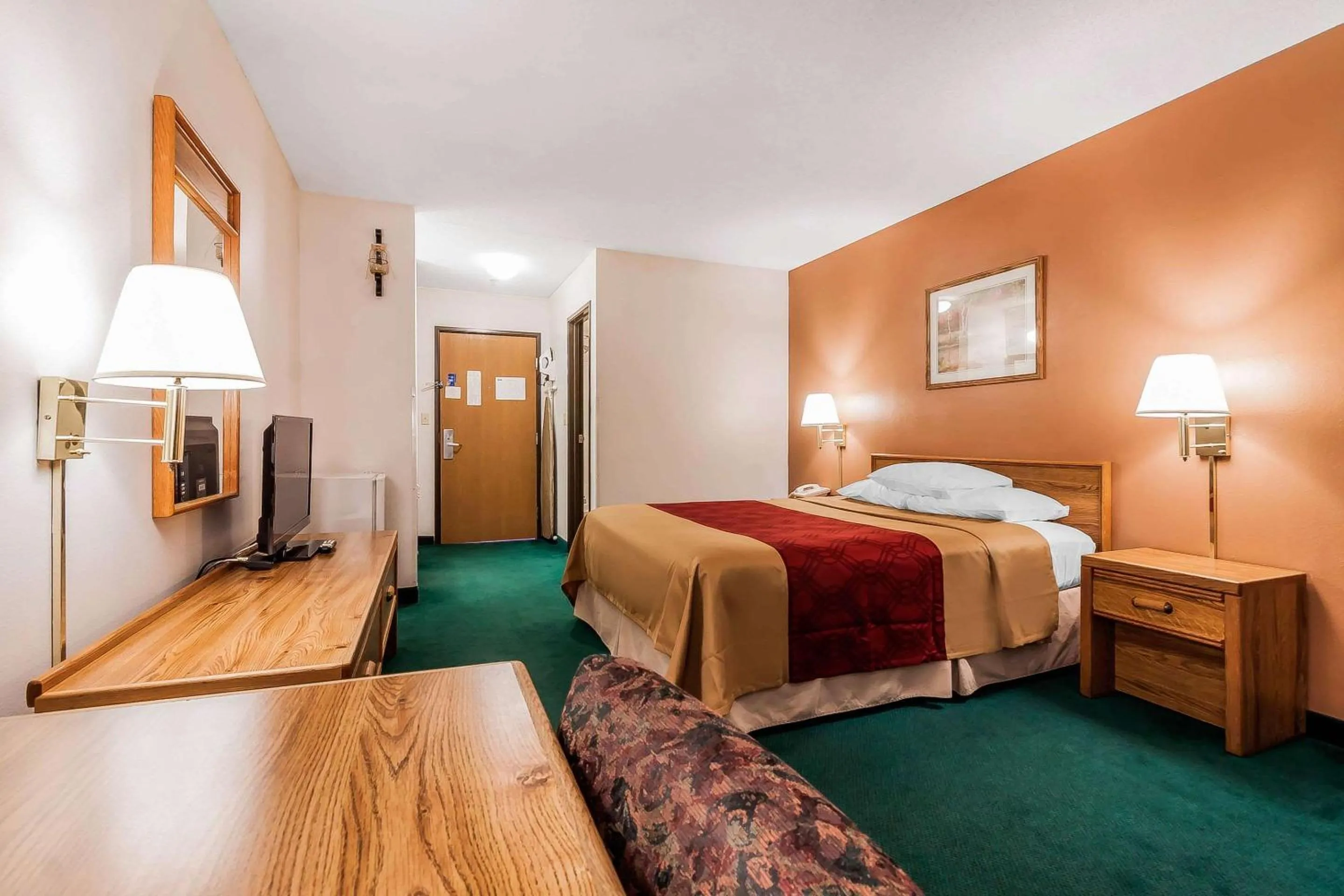 Photo of the whole room, Bed in Rodeway Inn Holdrege