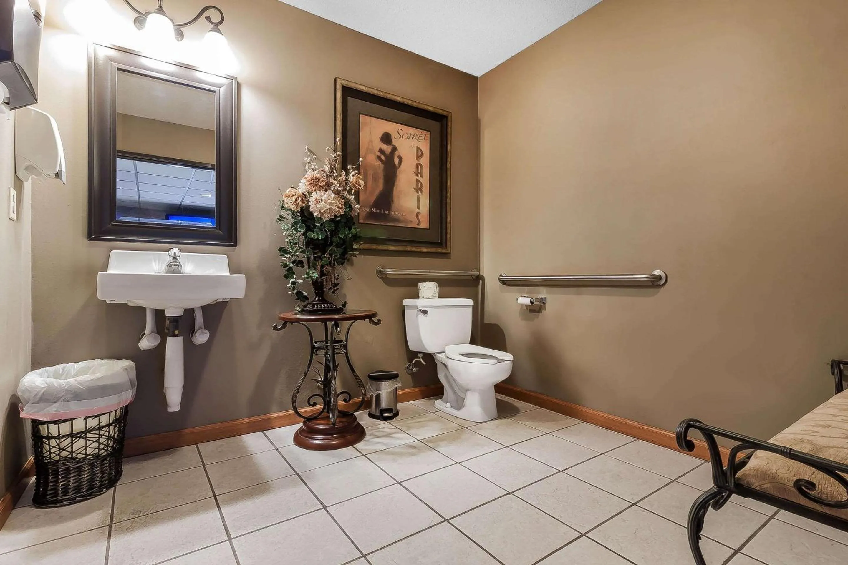 Bathroom in Rodeway Inn Holdrege