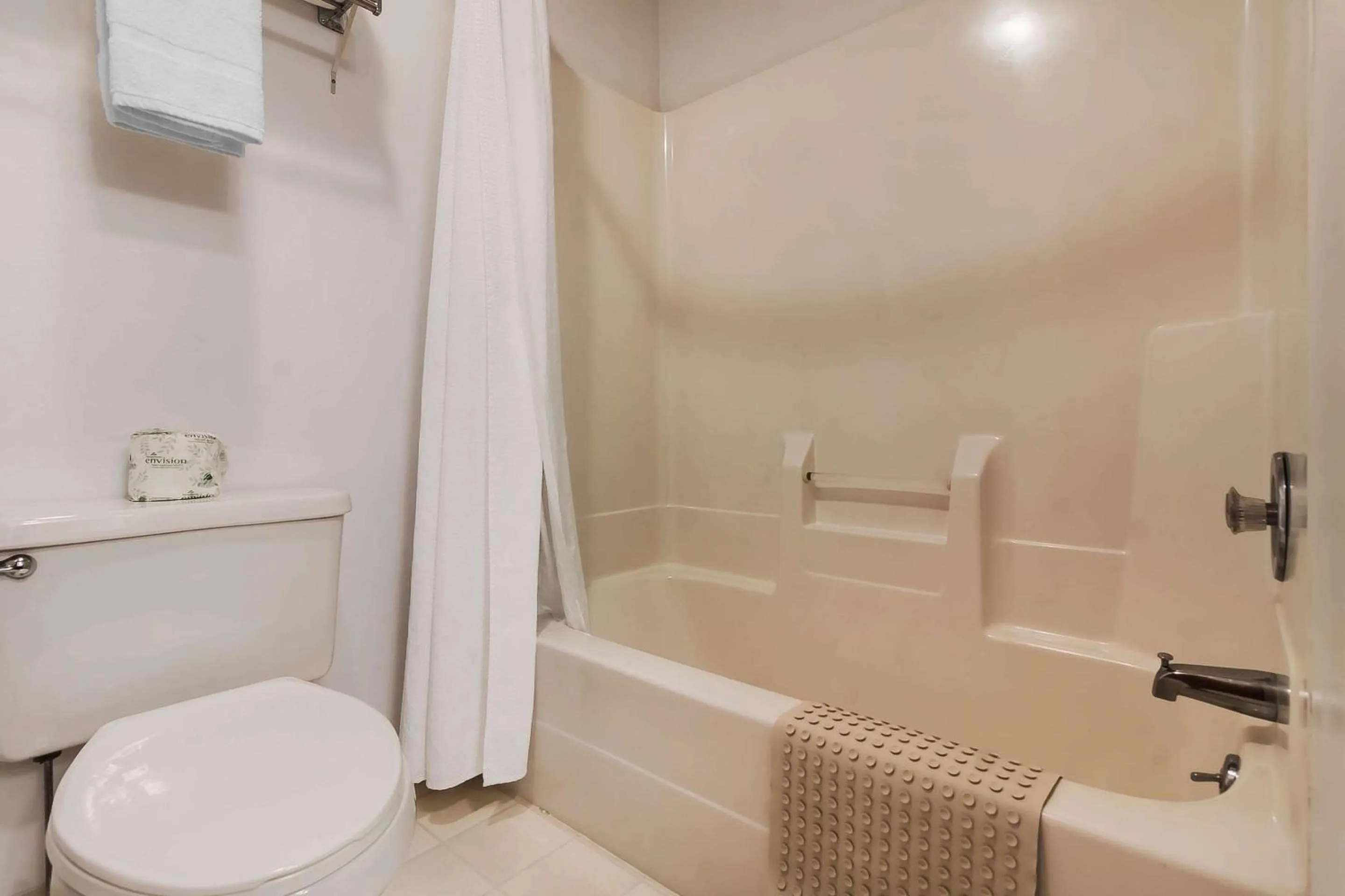 Bathroom in Rodeway Inn Holdrege