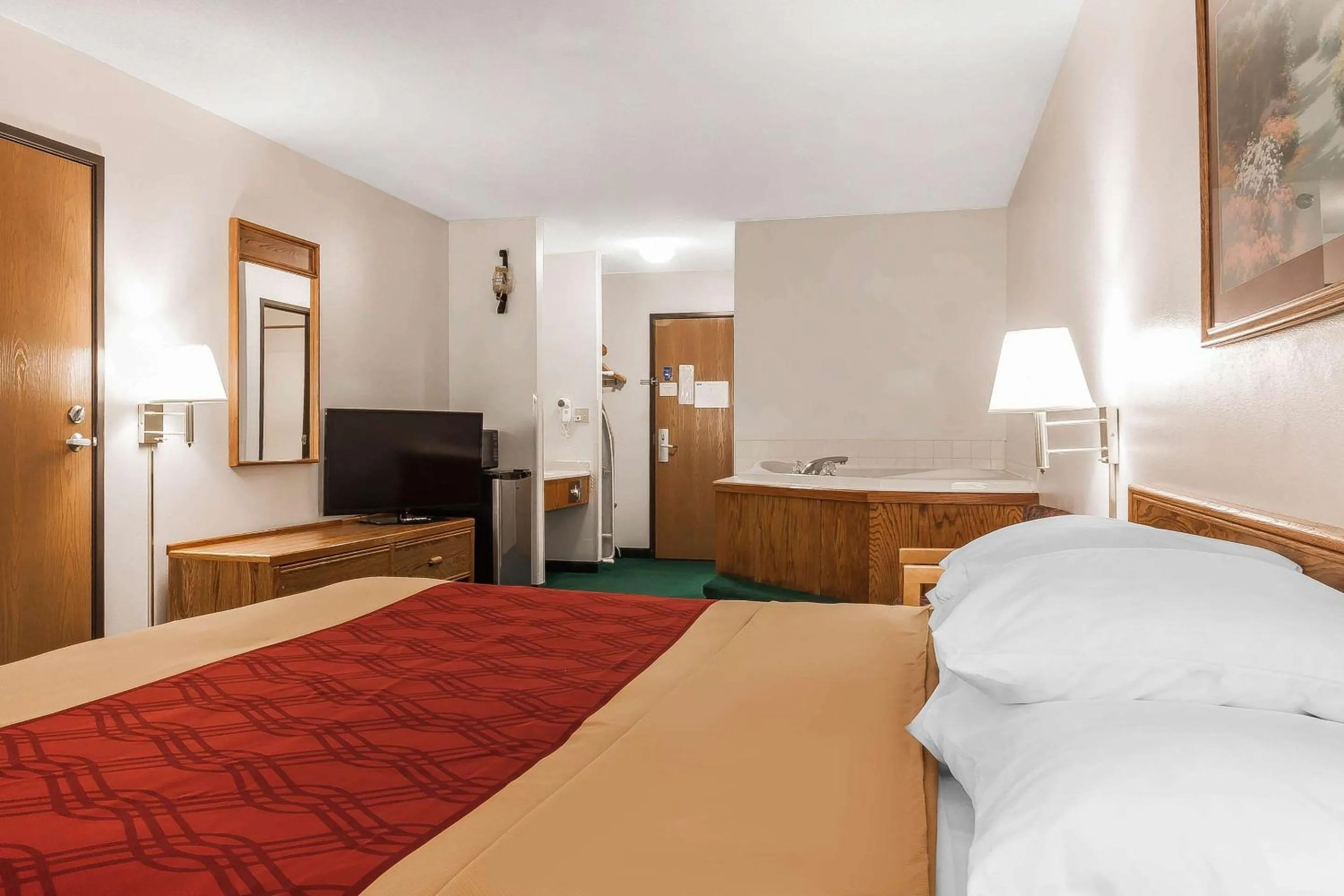 Photo of the whole room, Bed in Rodeway Inn