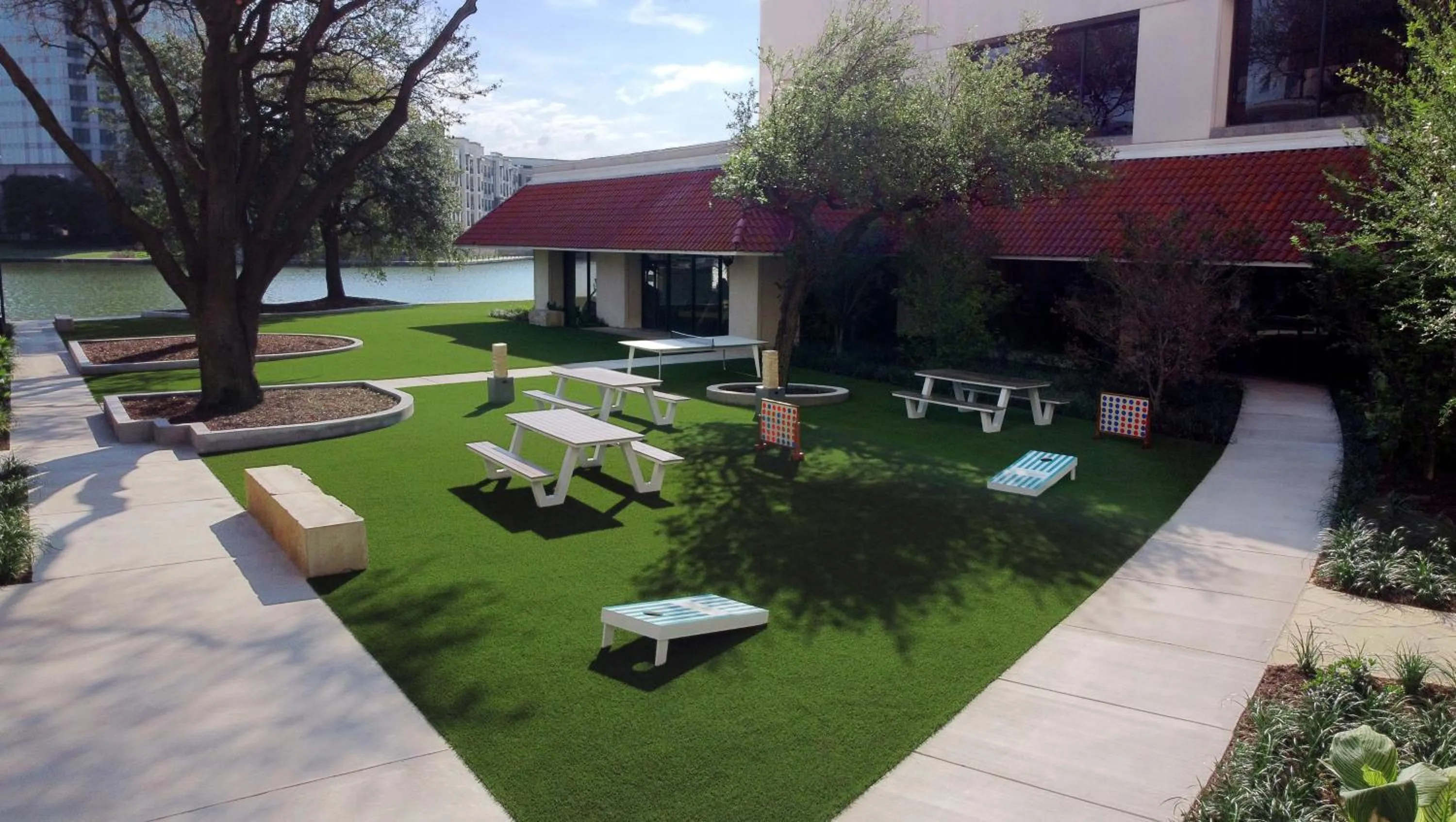 Swimming pool in Omni Las Colinas Hotel