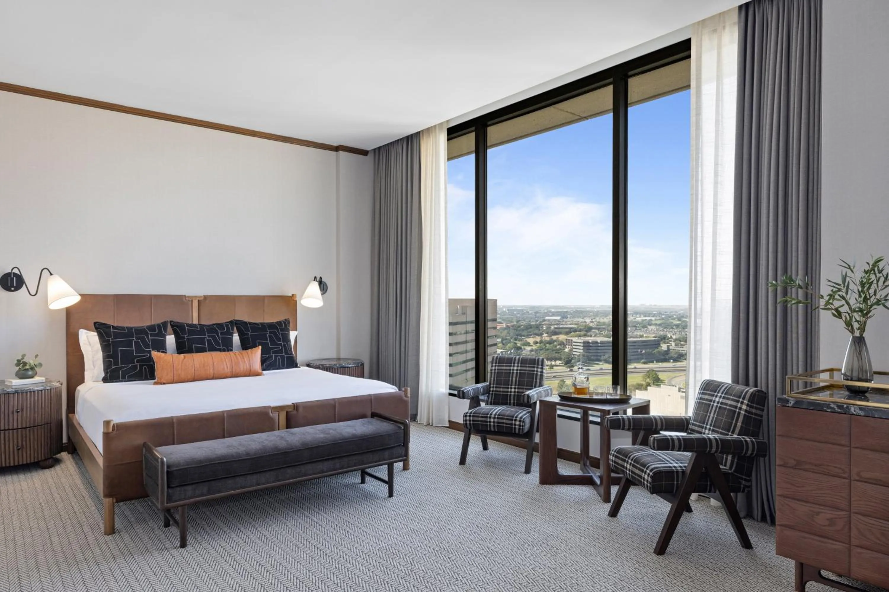 Photo of the whole room, Bed in Omni Las Colinas Hotel