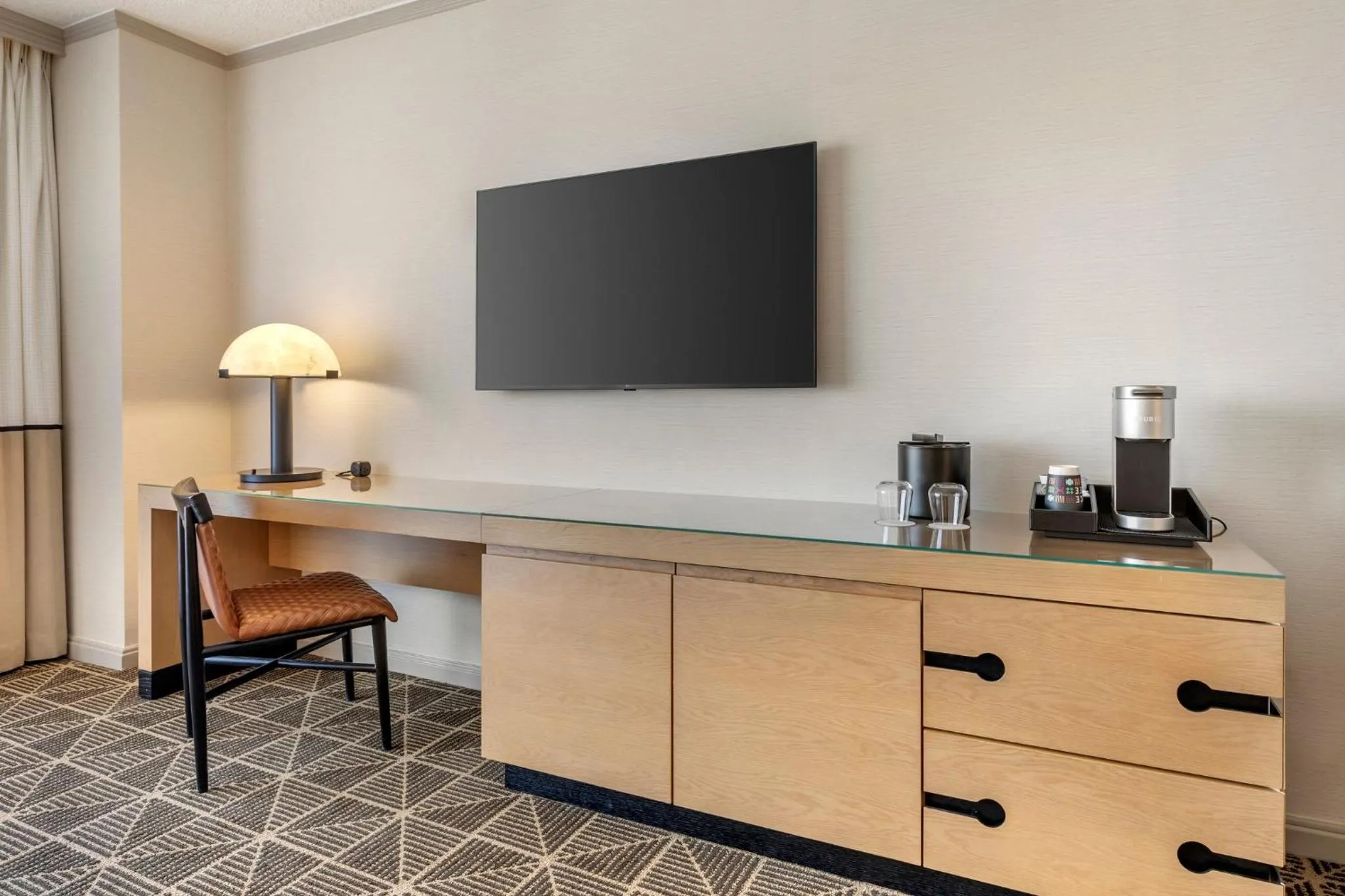 Photo of the whole room in Omni Las Colinas Hotel