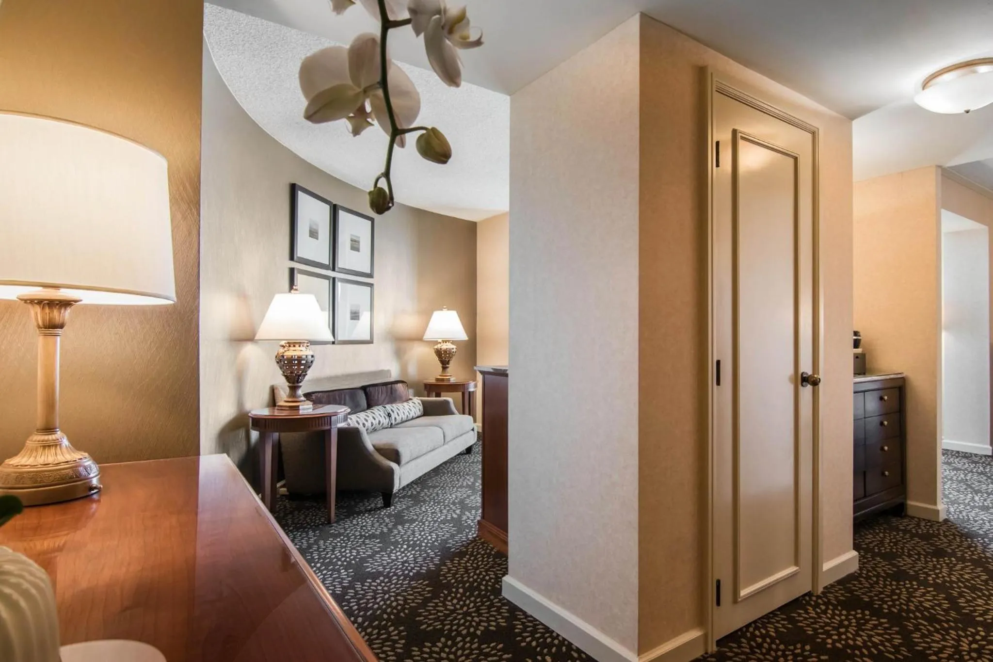 Bedroom, Bed in Omni Las Colinas Hotel