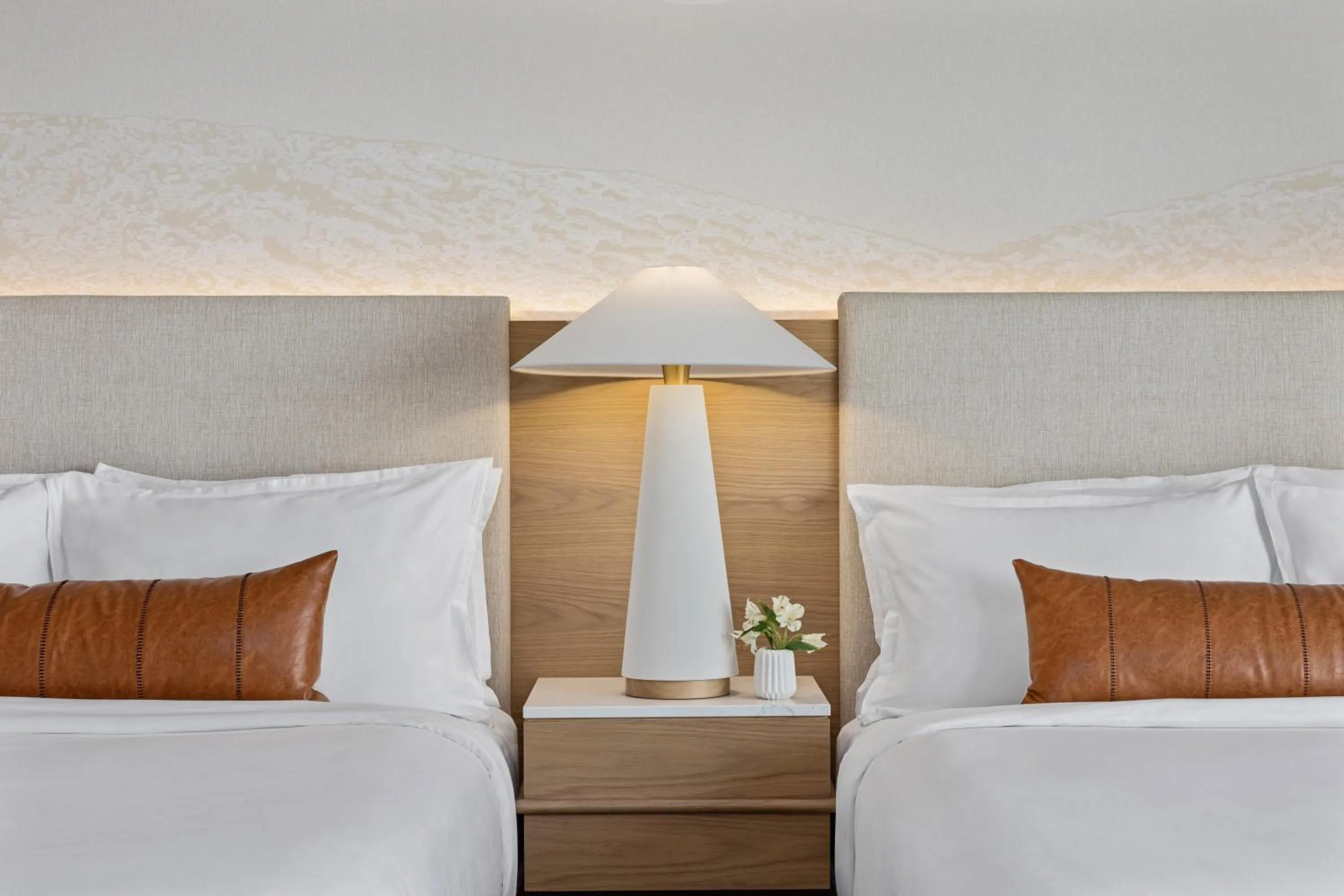 Photo of the whole room, Bed in Omni Las Colinas Hotel