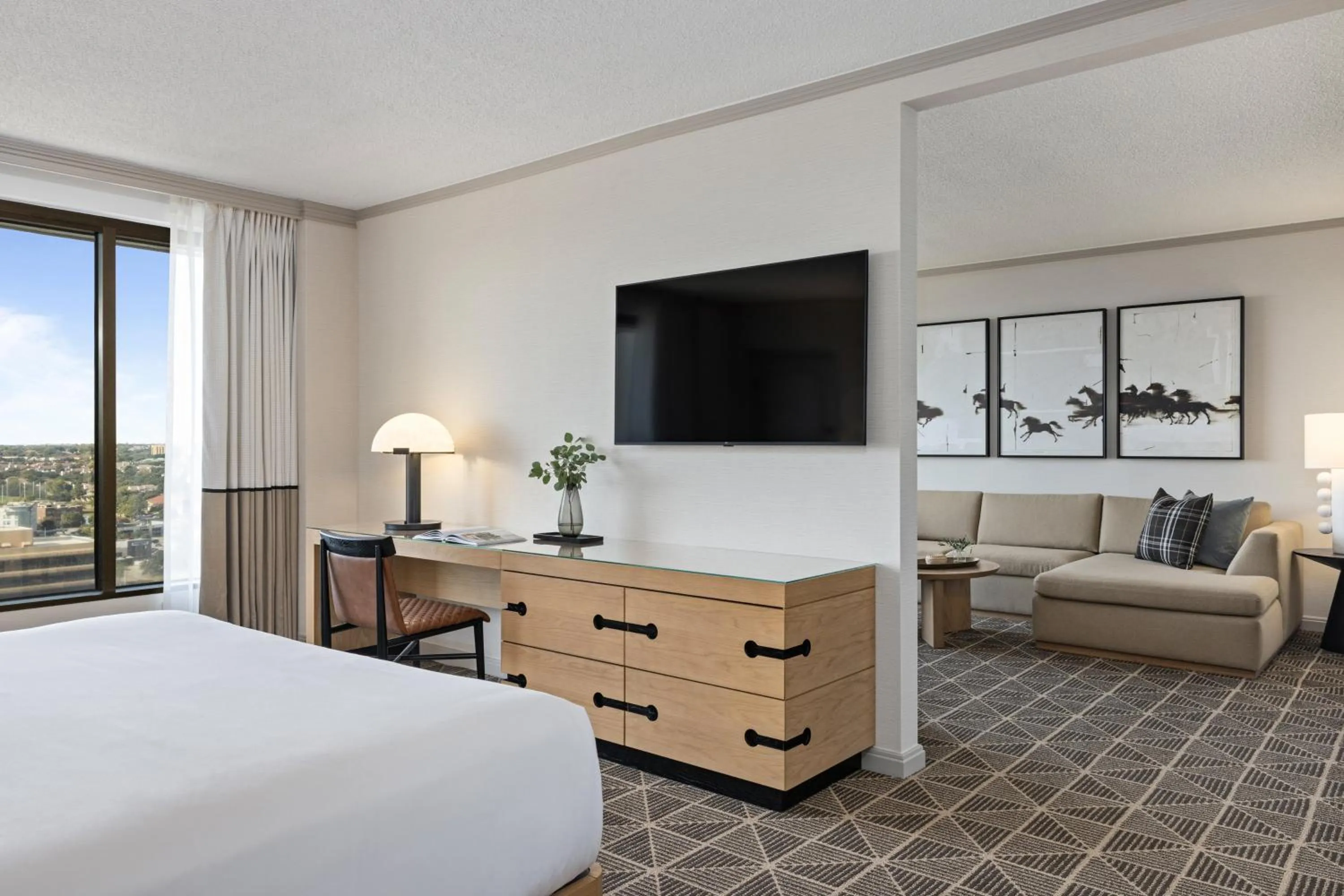 Photo of the whole room, Bed in Omni Las Colinas Hotel