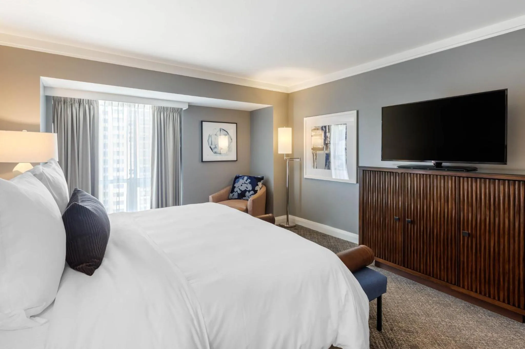 Photo of the whole room, Bed in Omni Los Angeles Hotel