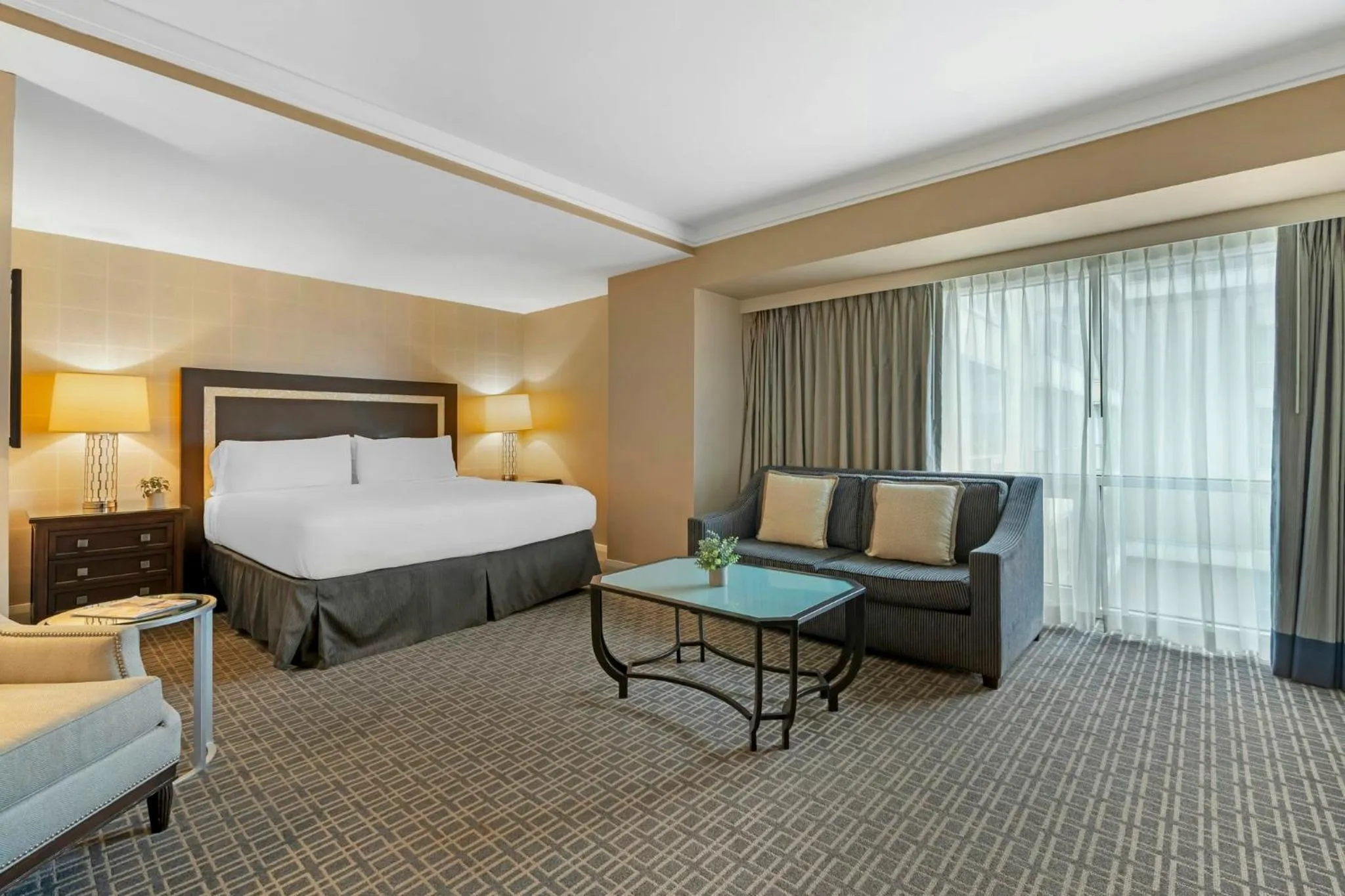 Photo of the whole room, Bed in Omni Los Angeles Hotel