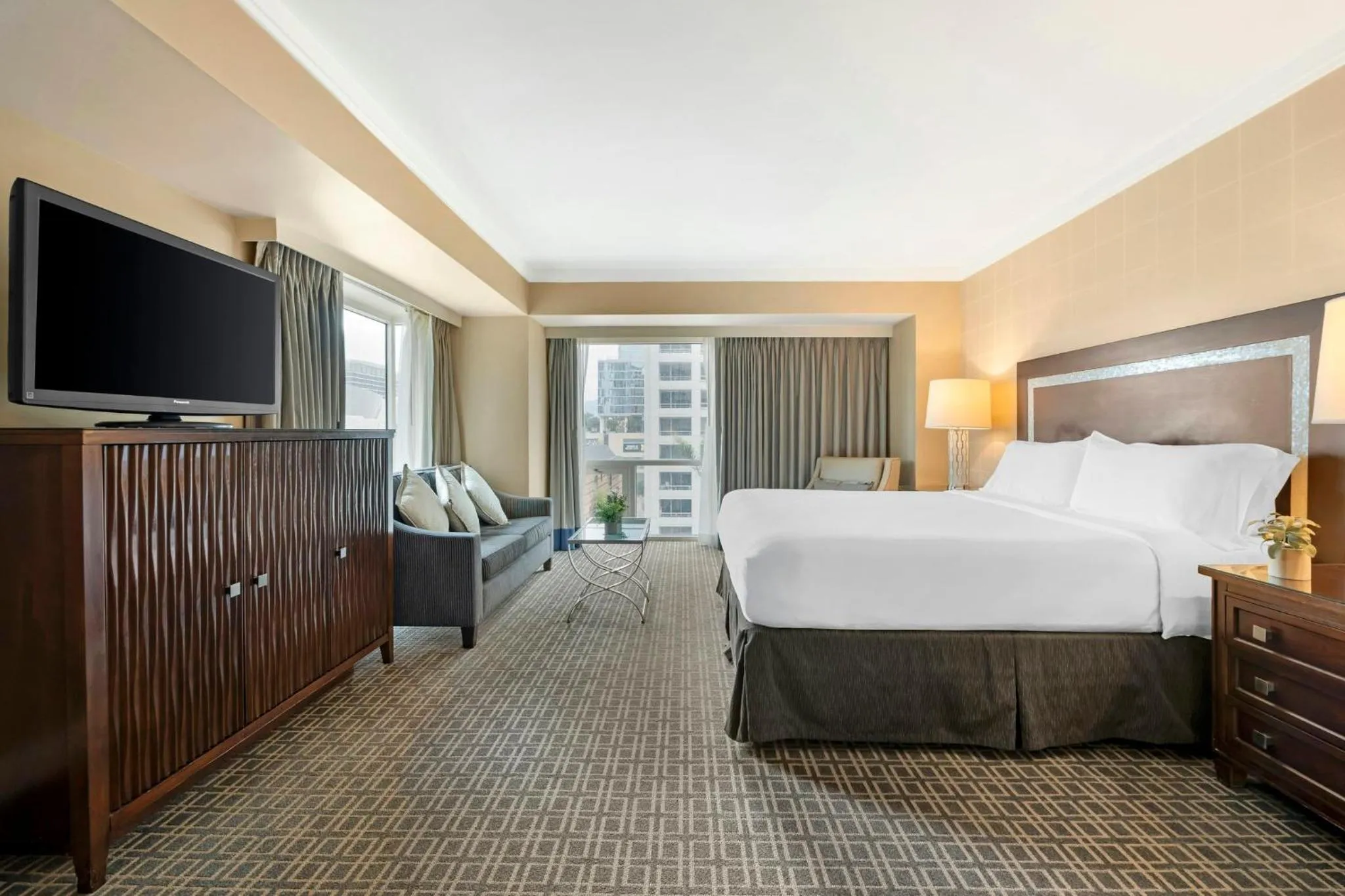 Bedroom, Bed in Omni Los Angeles Hotel