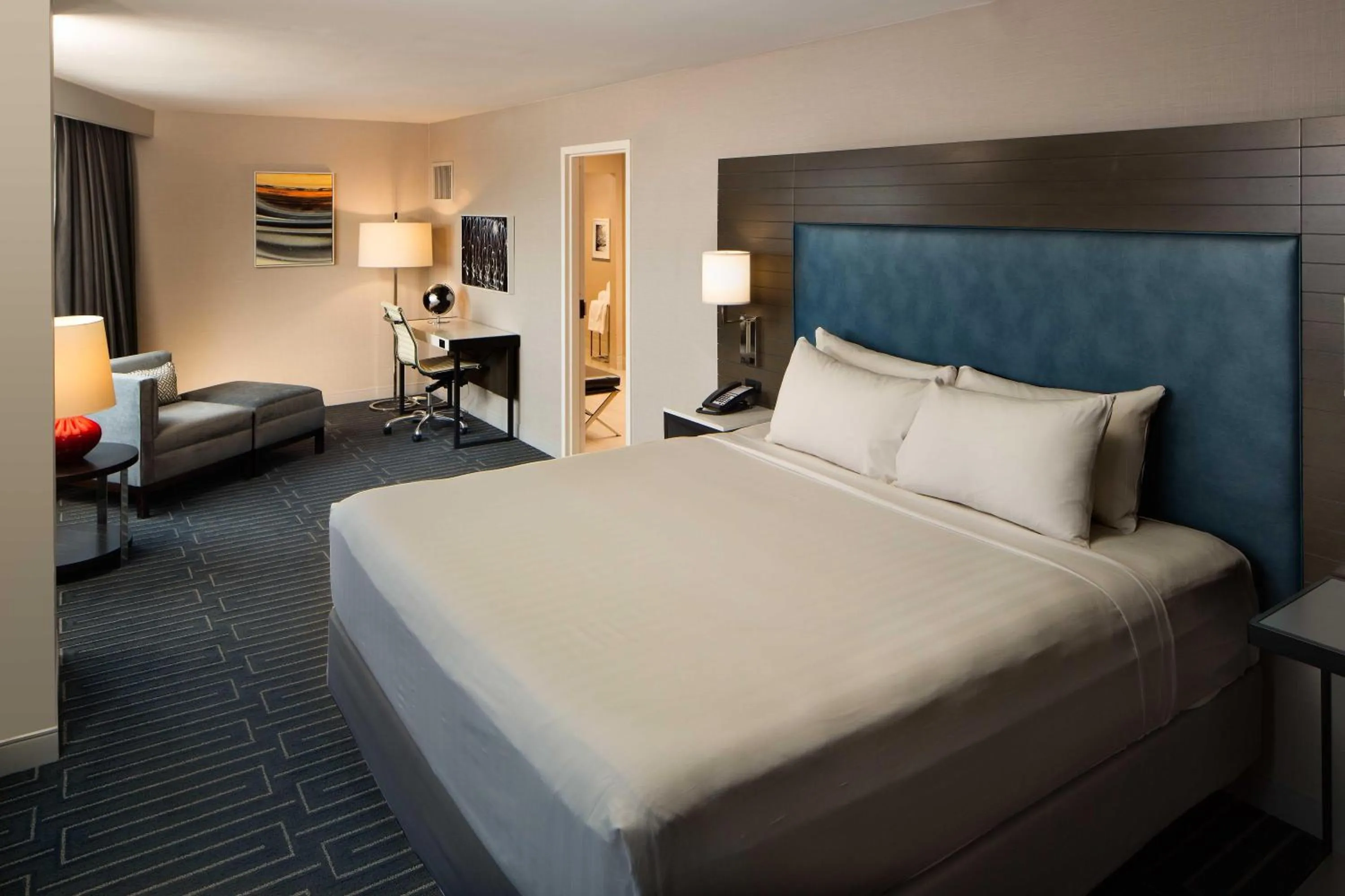 Photo of the whole room, Bed in Hyatt Regency Cincinnati
