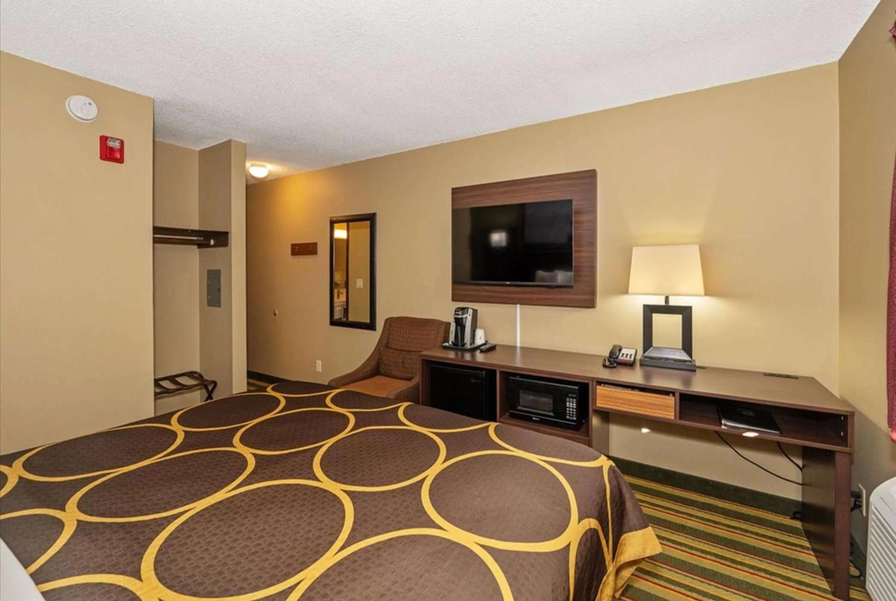 Photo of the whole room, Bed in Super 8 by Wyndham Superior WI