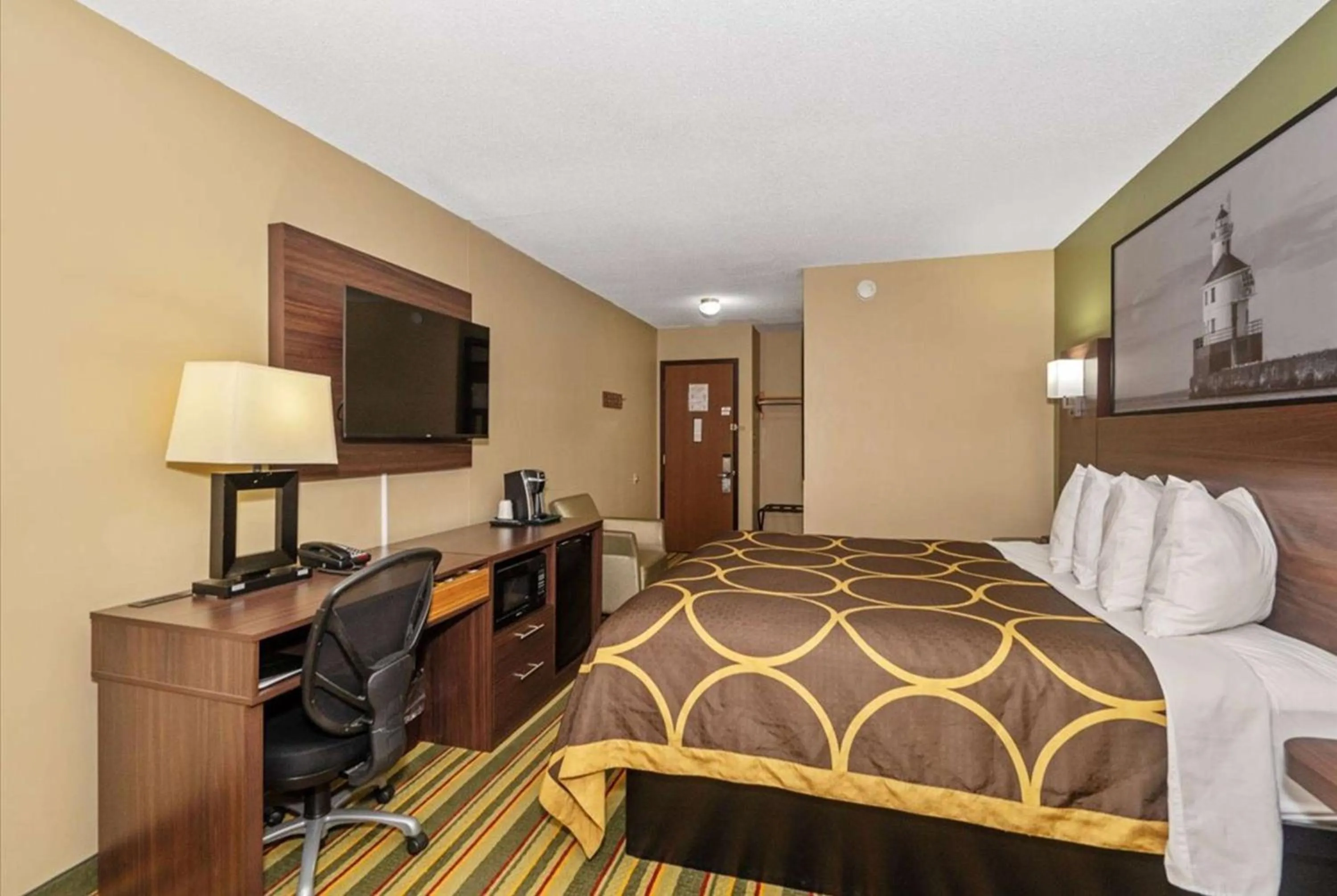 Photo of the whole room, Bed in Super 8 by Wyndham Superior WI