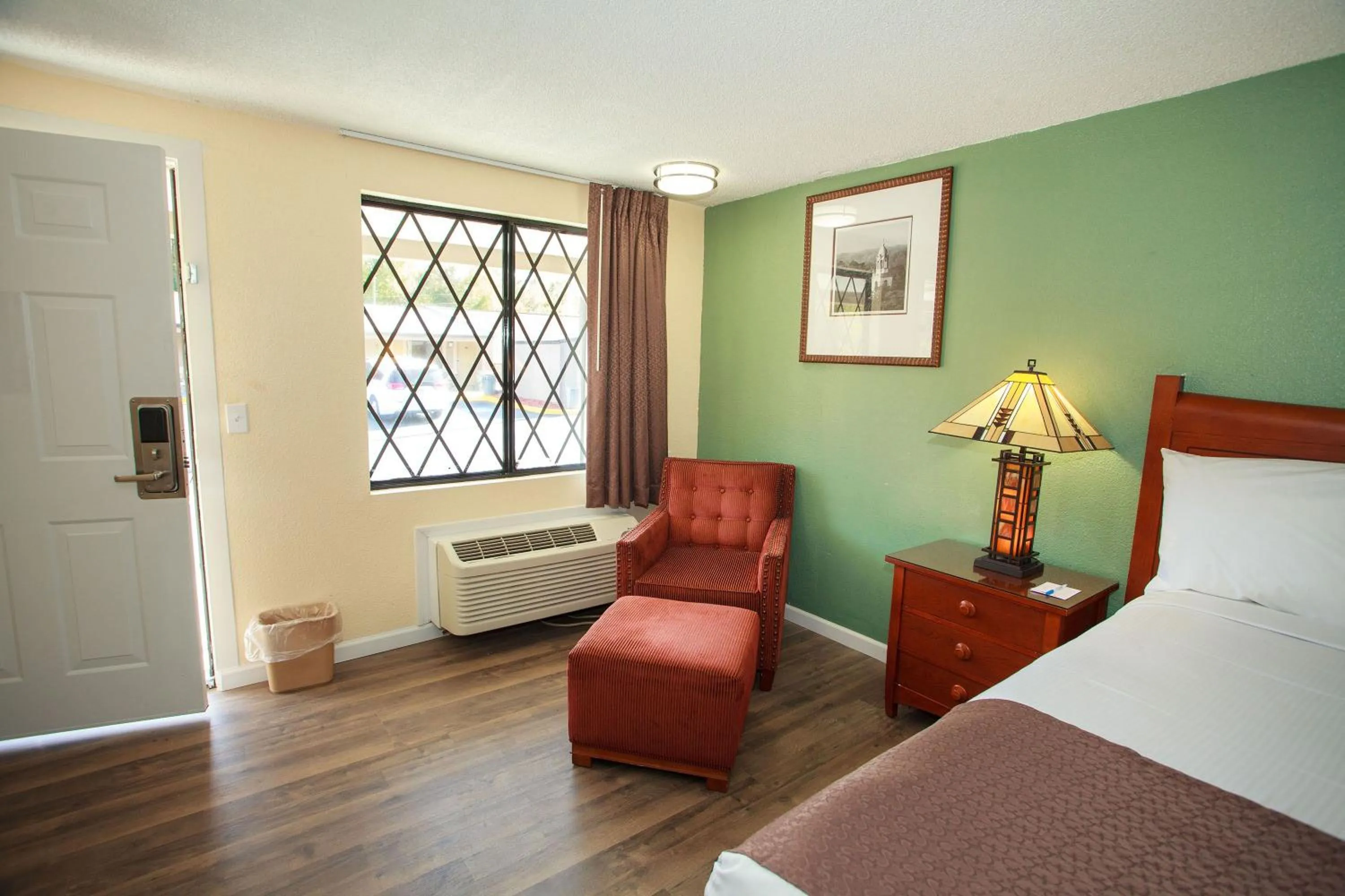 Bed in Travelodge by Wyndham Macon West