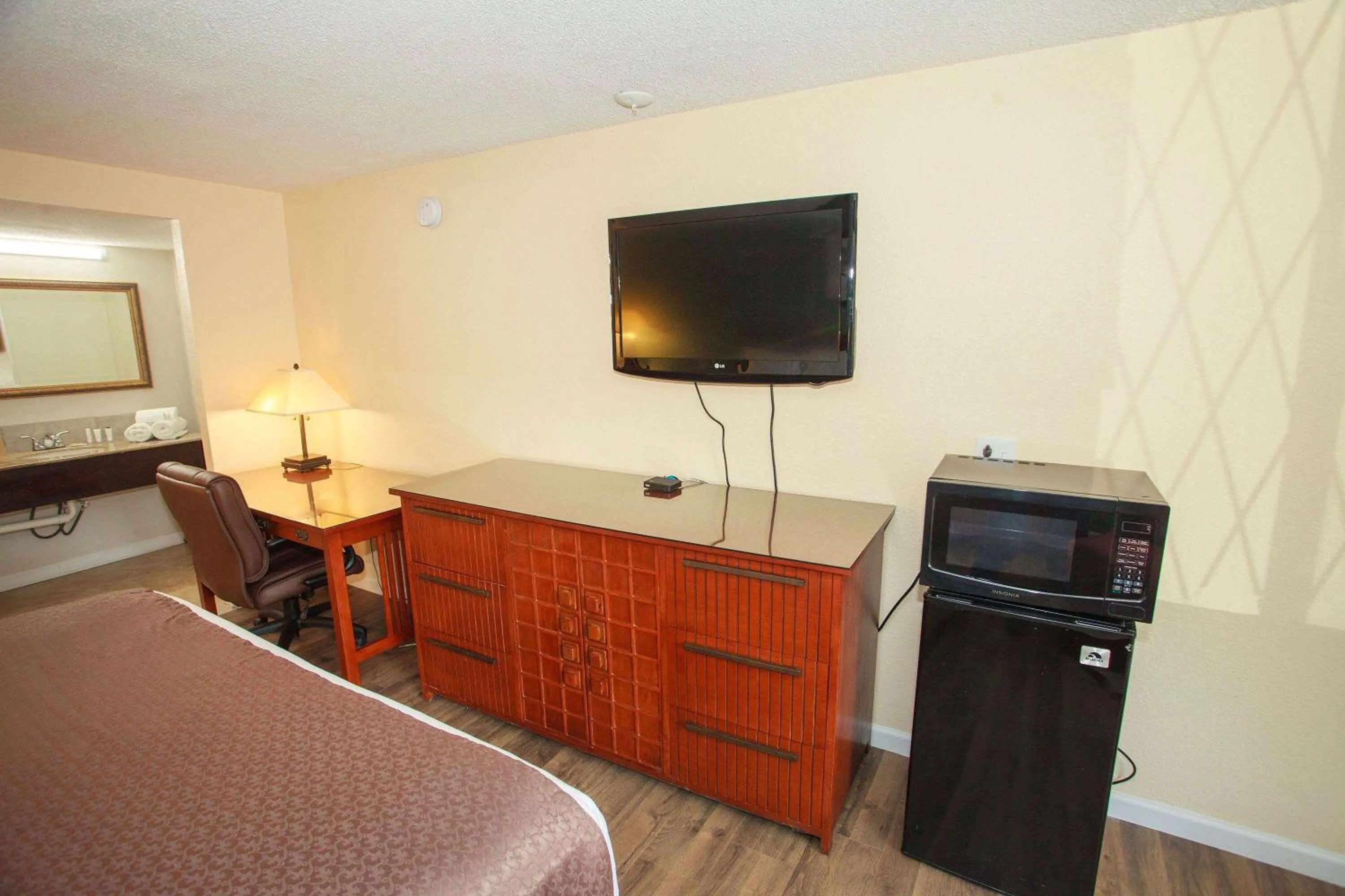Photo of the whole room, Bed in Travelodge by Wyndham Macon West