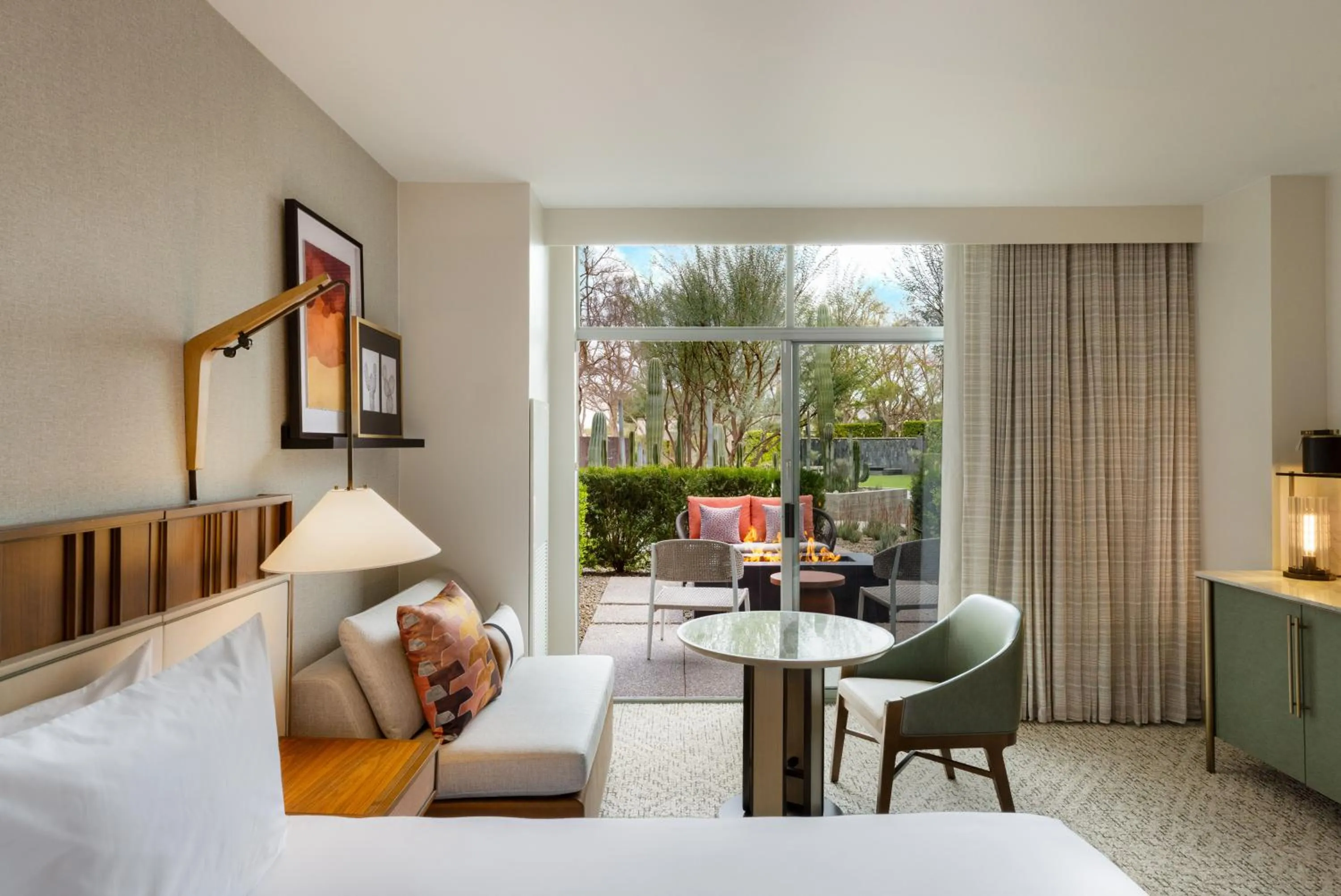 Seating area, Bed in Grand Hyatt Scottsdale Resort