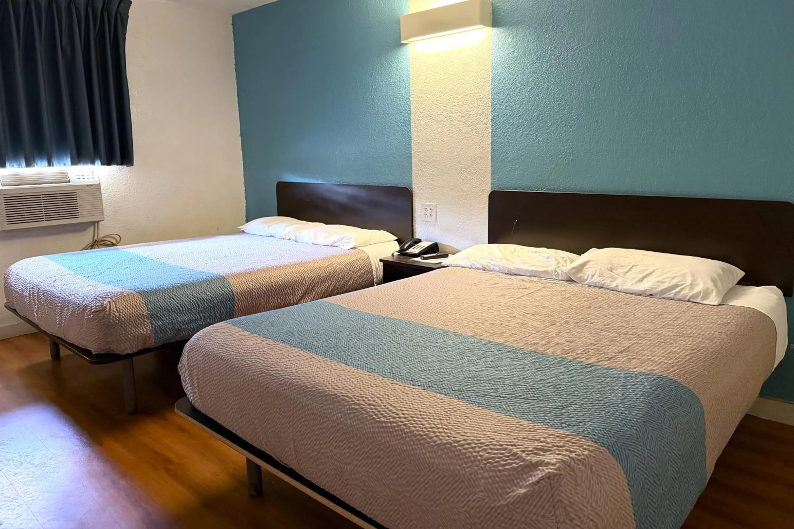 Bedroom, Bed in Trade Wind Motel Jacksonville TX US 69