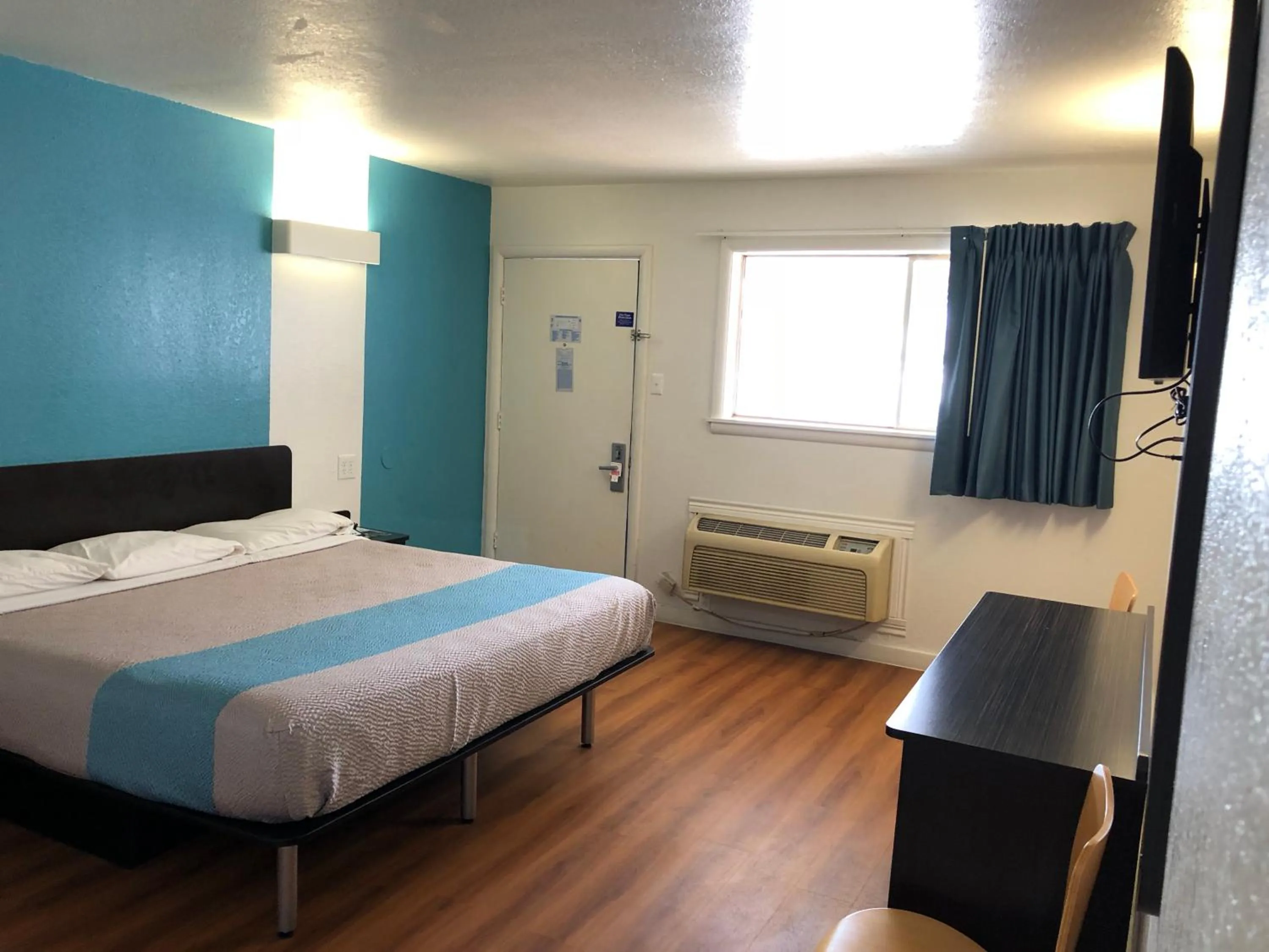 Bed in Trade Wind Motel