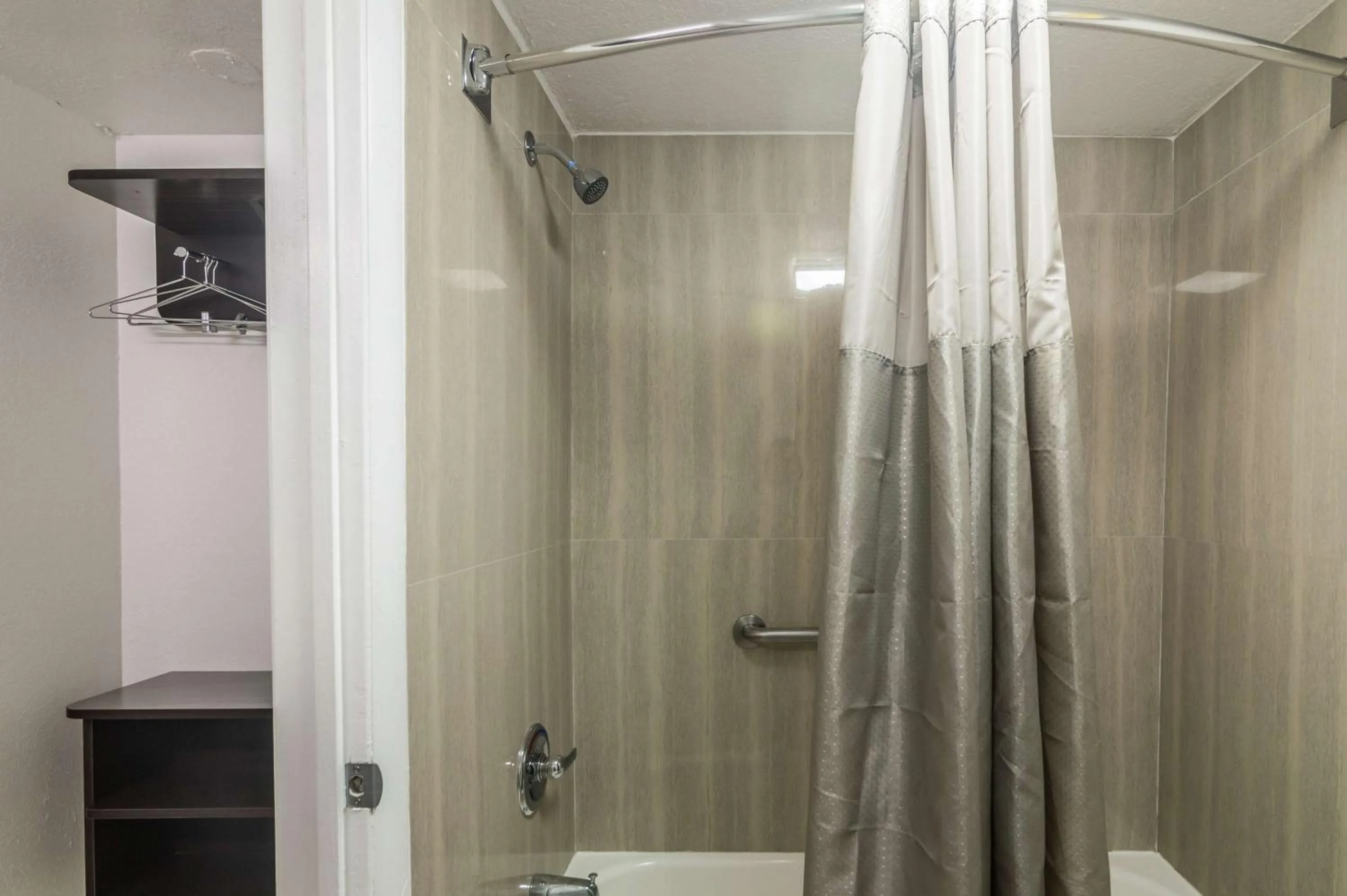 Photo of the whole room in Trade Wind Motel