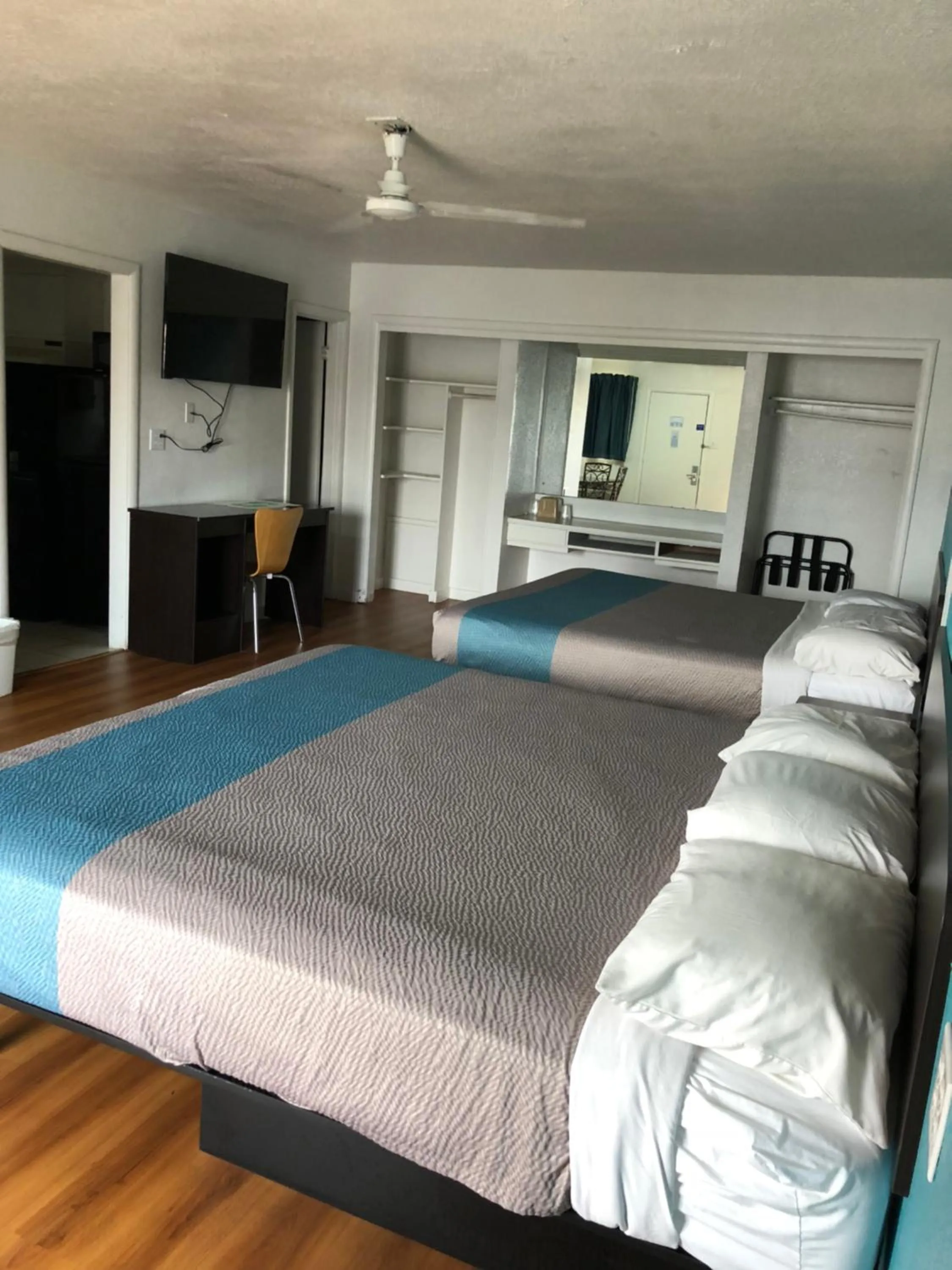 Bed in Trade Wind Motel